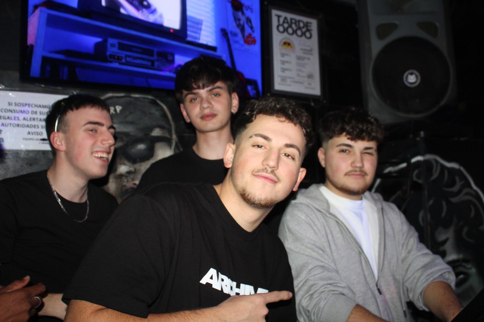 El Fin de Año Universitario continua por los bares de la capital del Tormes tras las doce campanadas