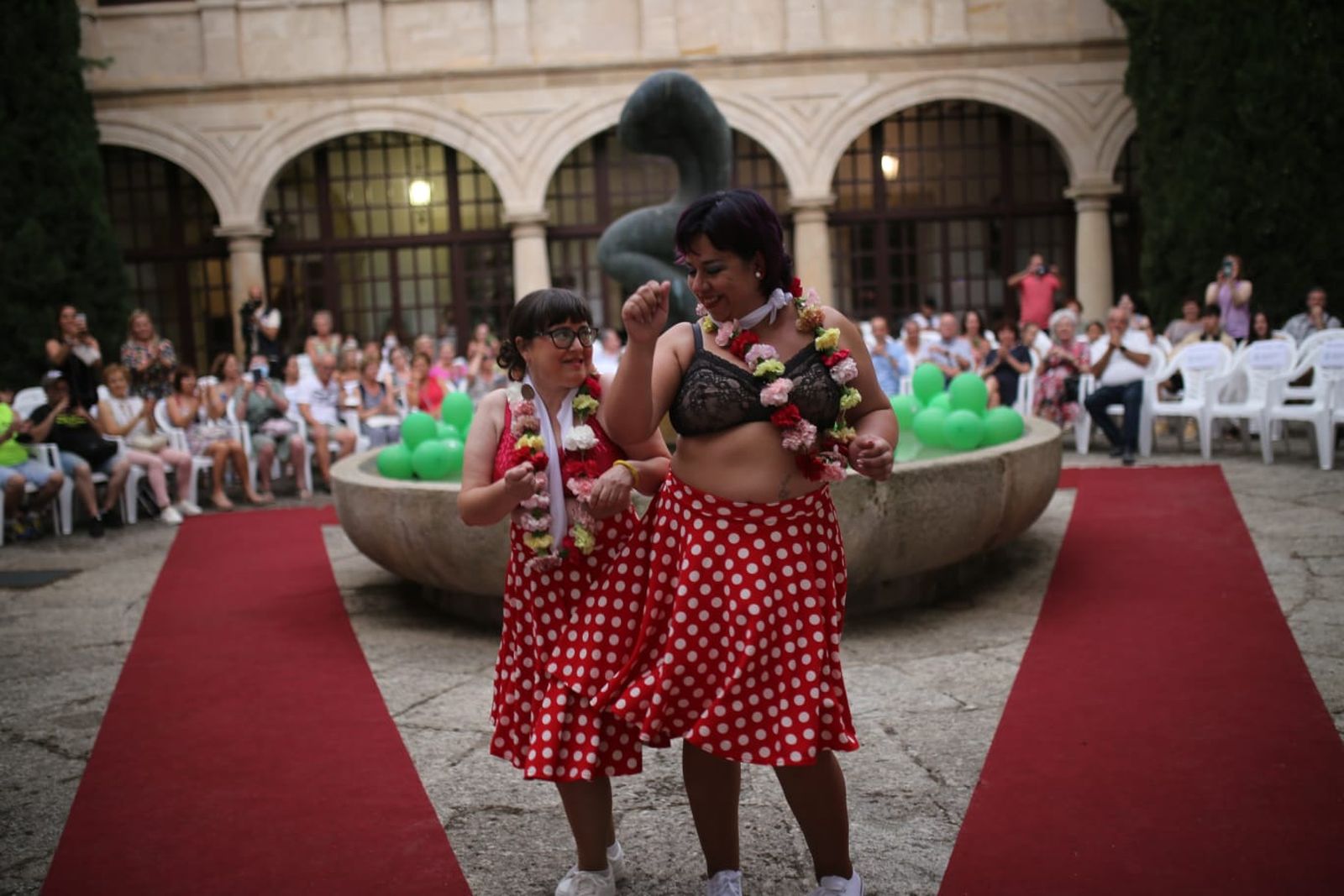 Desfile de mujeres operadas de mama de la AECC
