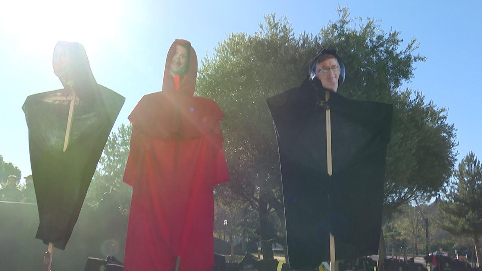 Cientos de personas rechazan ante las Cortes el decreto sobre el operativo de incendios