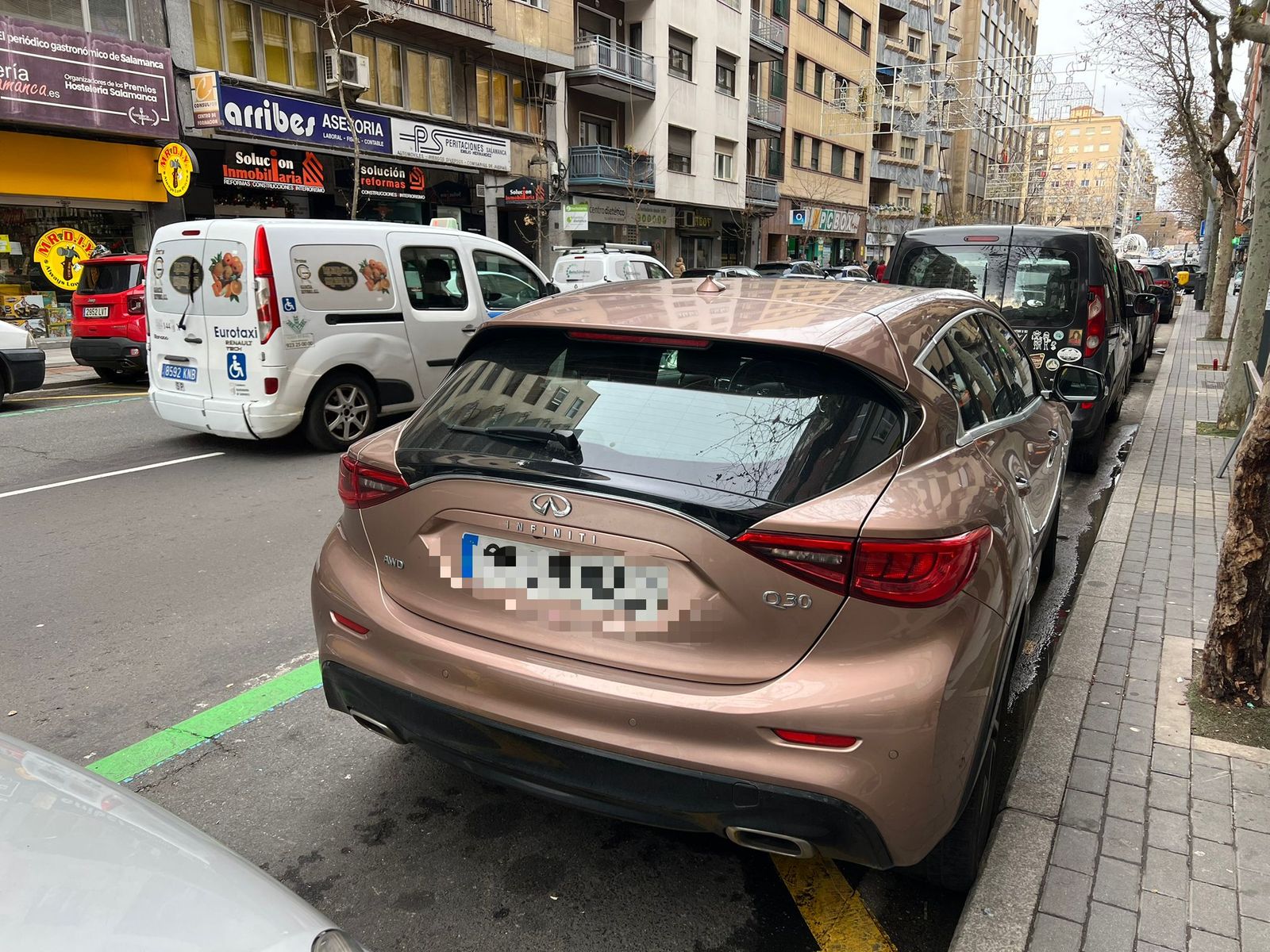 Coches aparcados en Torres Villarroel. S24H
