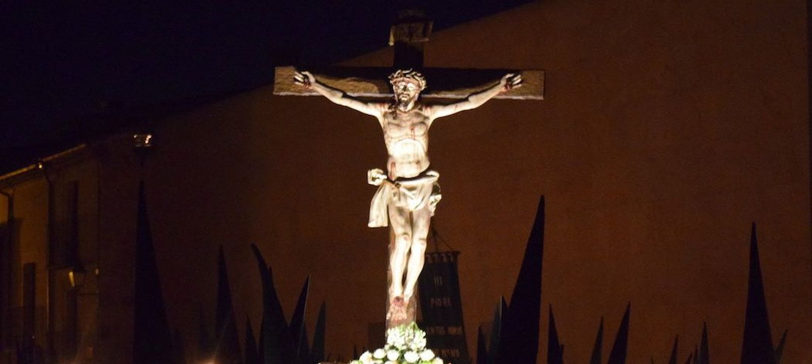Medio siglo de estameña blanca y caperuz verde