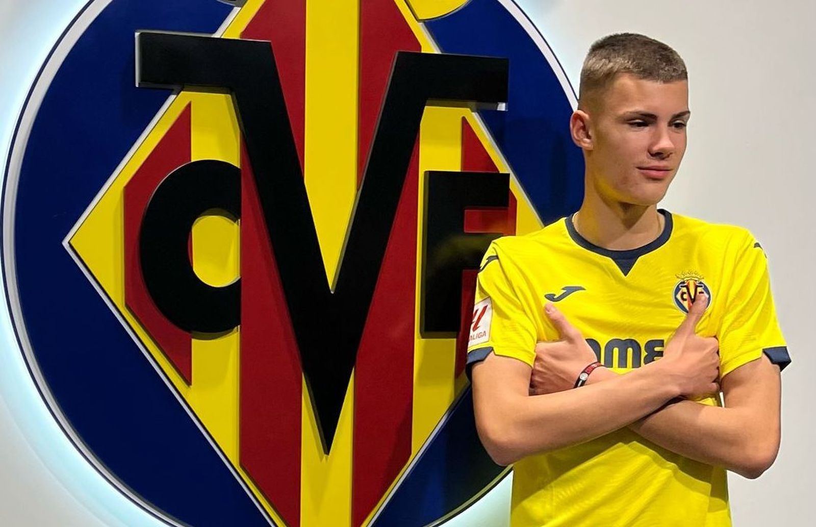 Mario Bustos posa con la camiseta del Villarreal
