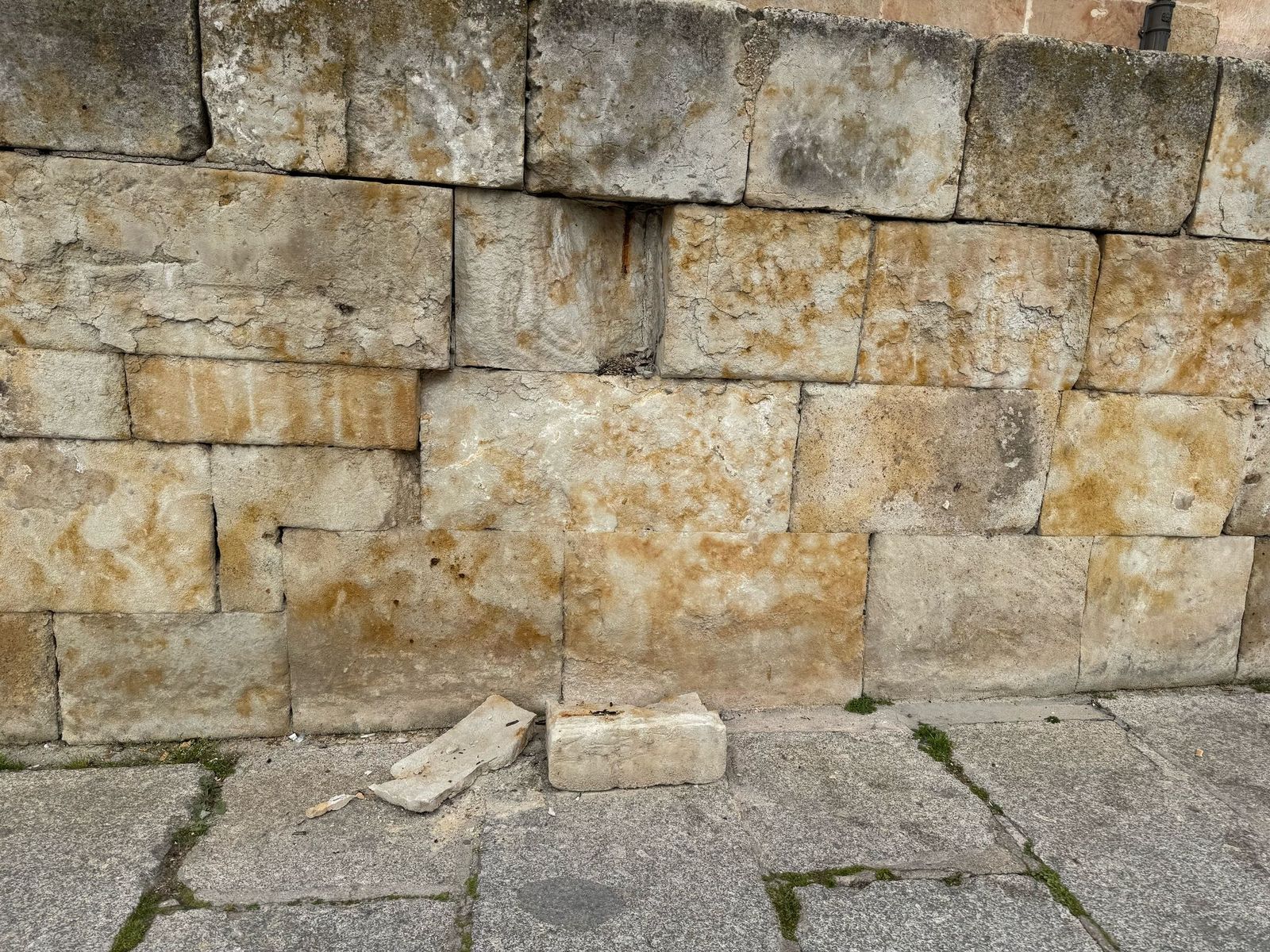 Piedra caída en uno de los muros del paseo de San Gregorio este sábado, 15 de marzo. S24H.