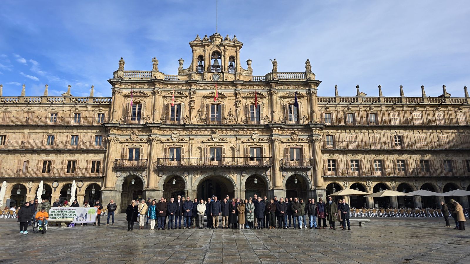 La Corporación municipal guarda un minuto de silencio por las víctimas del accidente ferroviario en la localidad cordobesa de Adamuz