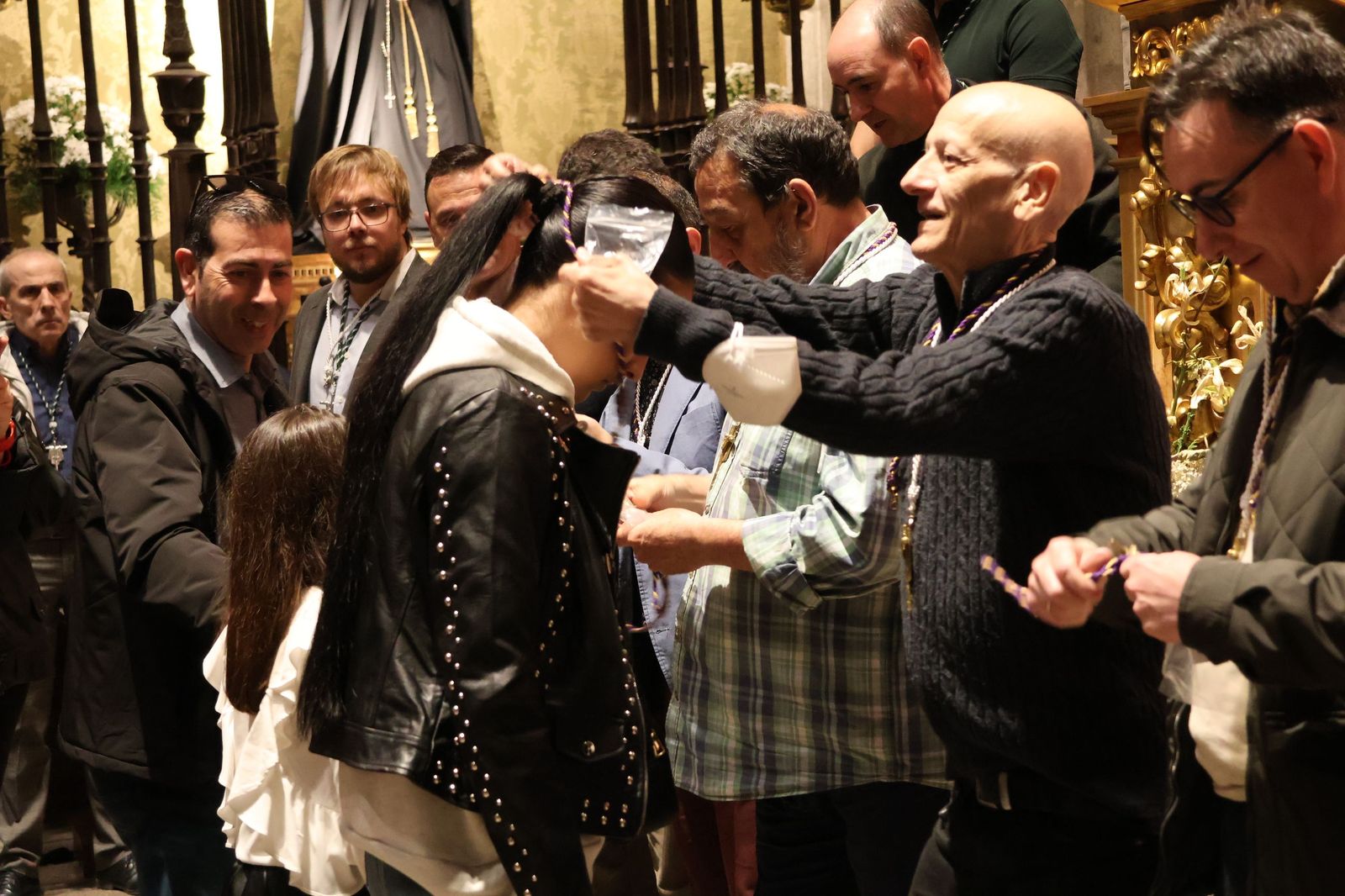 GALERÍA | Entrada de nuevos hermanos a la Cofradía de la Vera Cruz