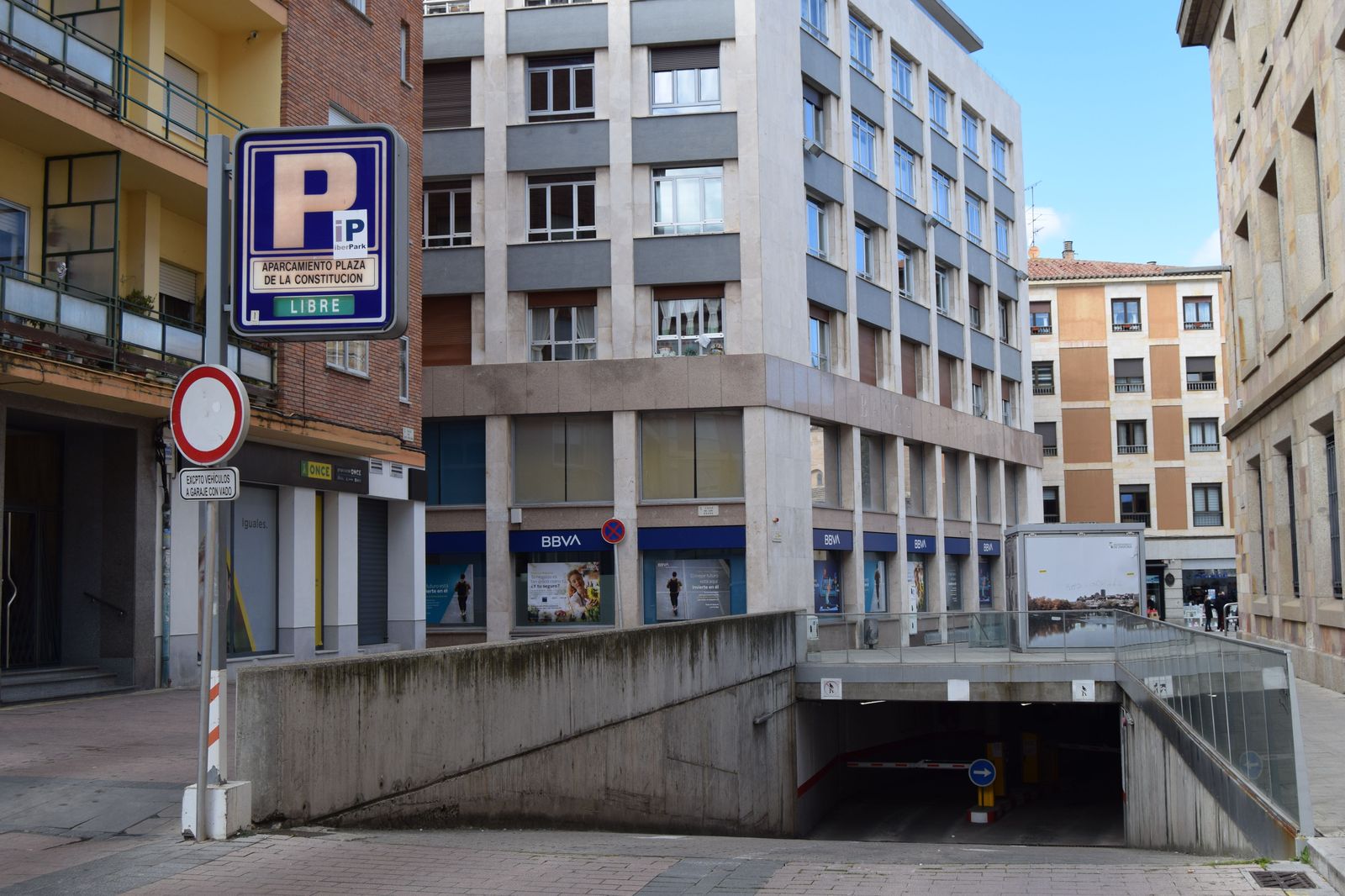 Entrada al parking de la plaza de la Constitución