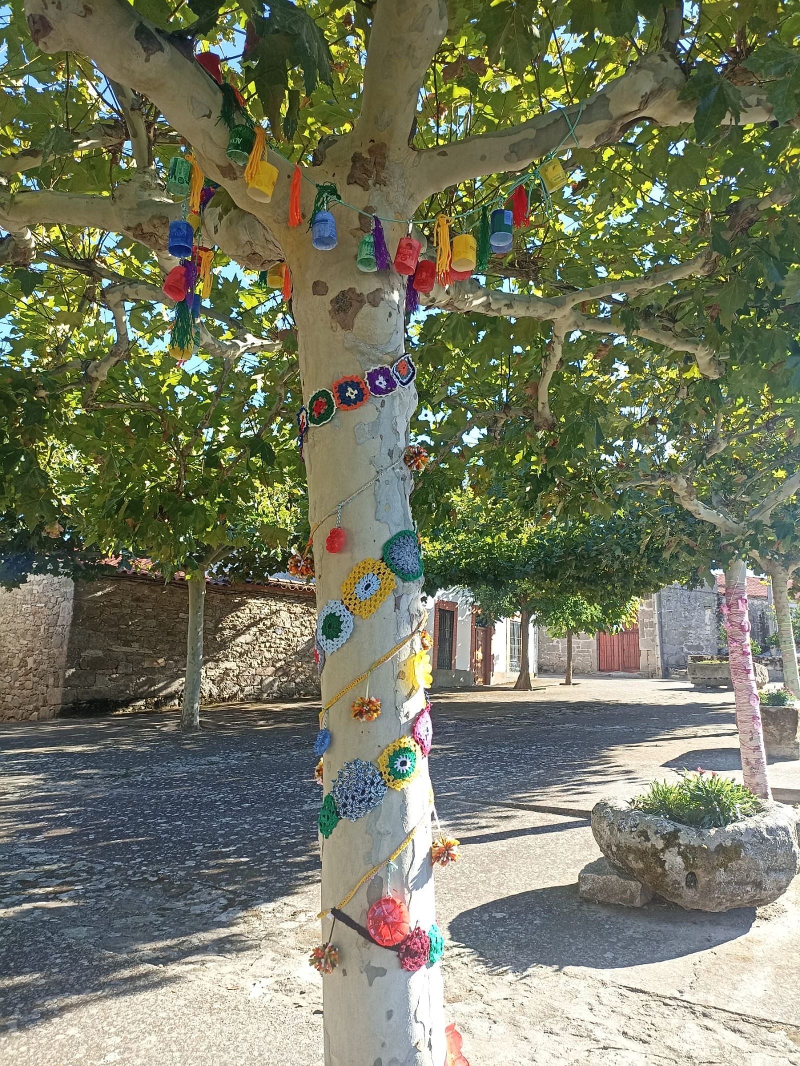 los-vecinos-de-roelos-visten-los-arboles-7