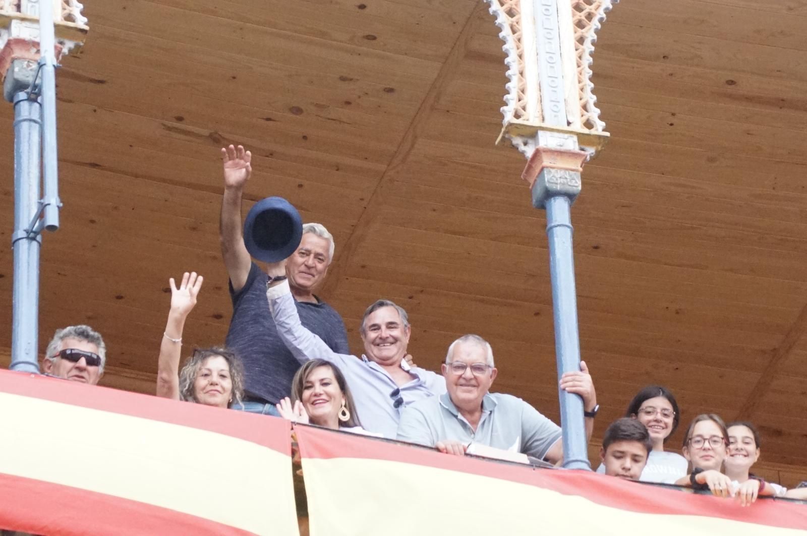 Expectación por ver los caballos de rejoneo en La Glorieta: imágenes del ambiente en los tendidos y en el patio de cuadrillas