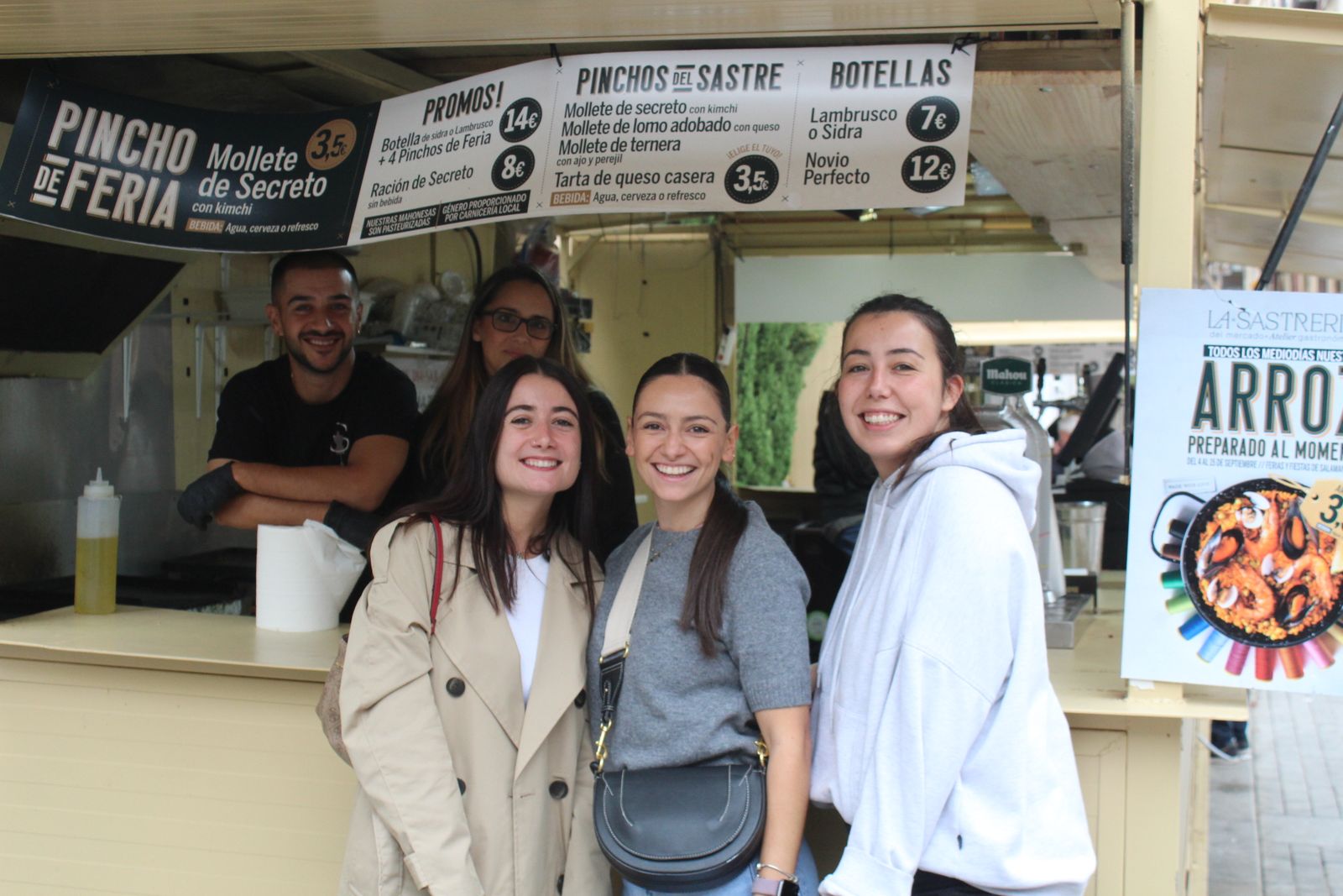 Ambiente en la Feria de Día en el mediodía de este lunes