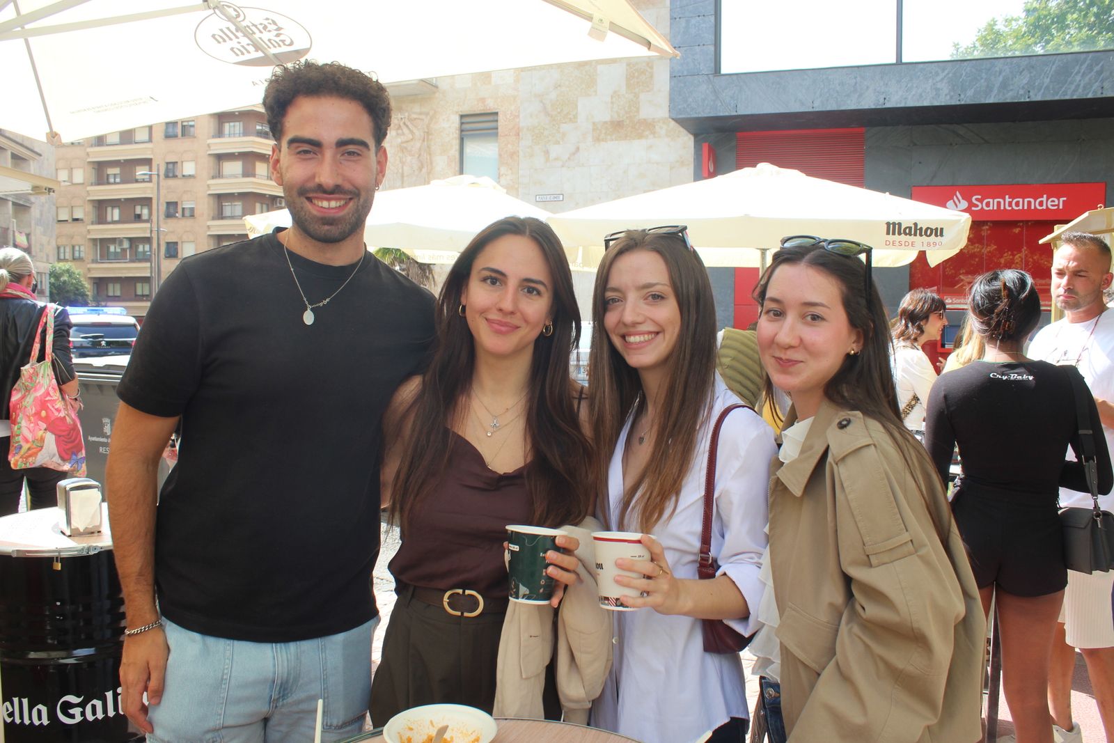 Ambiente en la Feria de Día en el mediodía de este domingo