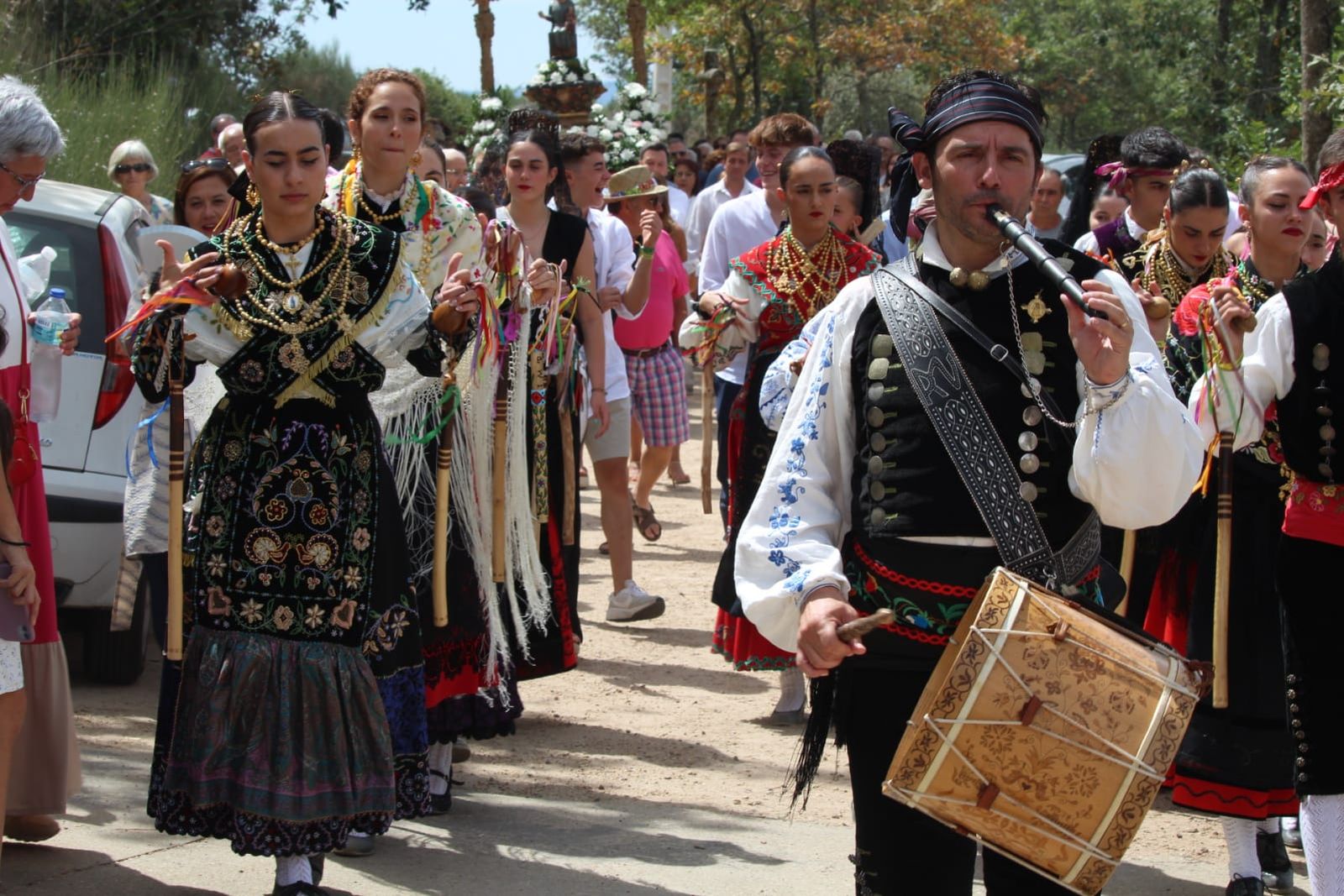 solemne-misa-en-la-iglesia-del-robledo-de-sequeros-procesion-y-ofertorio-2