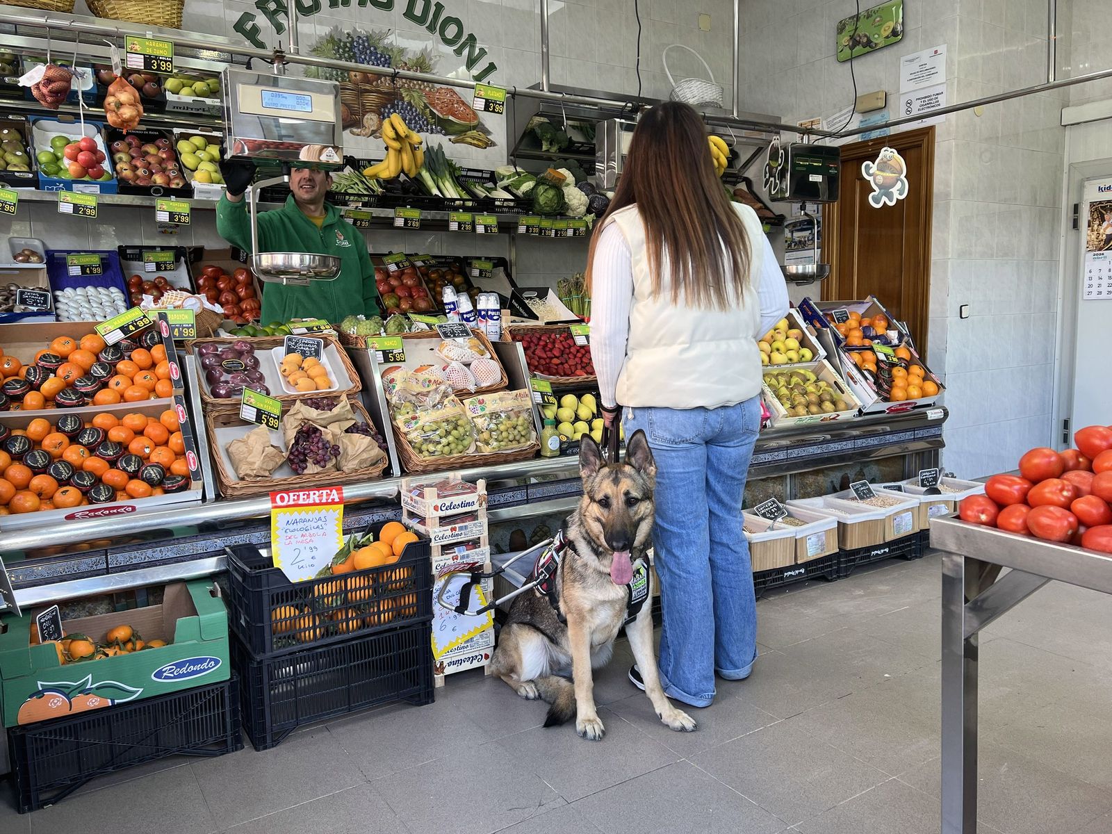 Usuaria de perro guía en una frutería