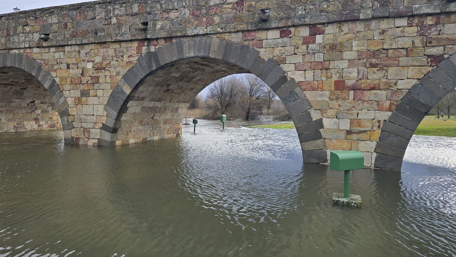 Las lluvias inundan la ribera del río Tormes a su paso por Salamanca