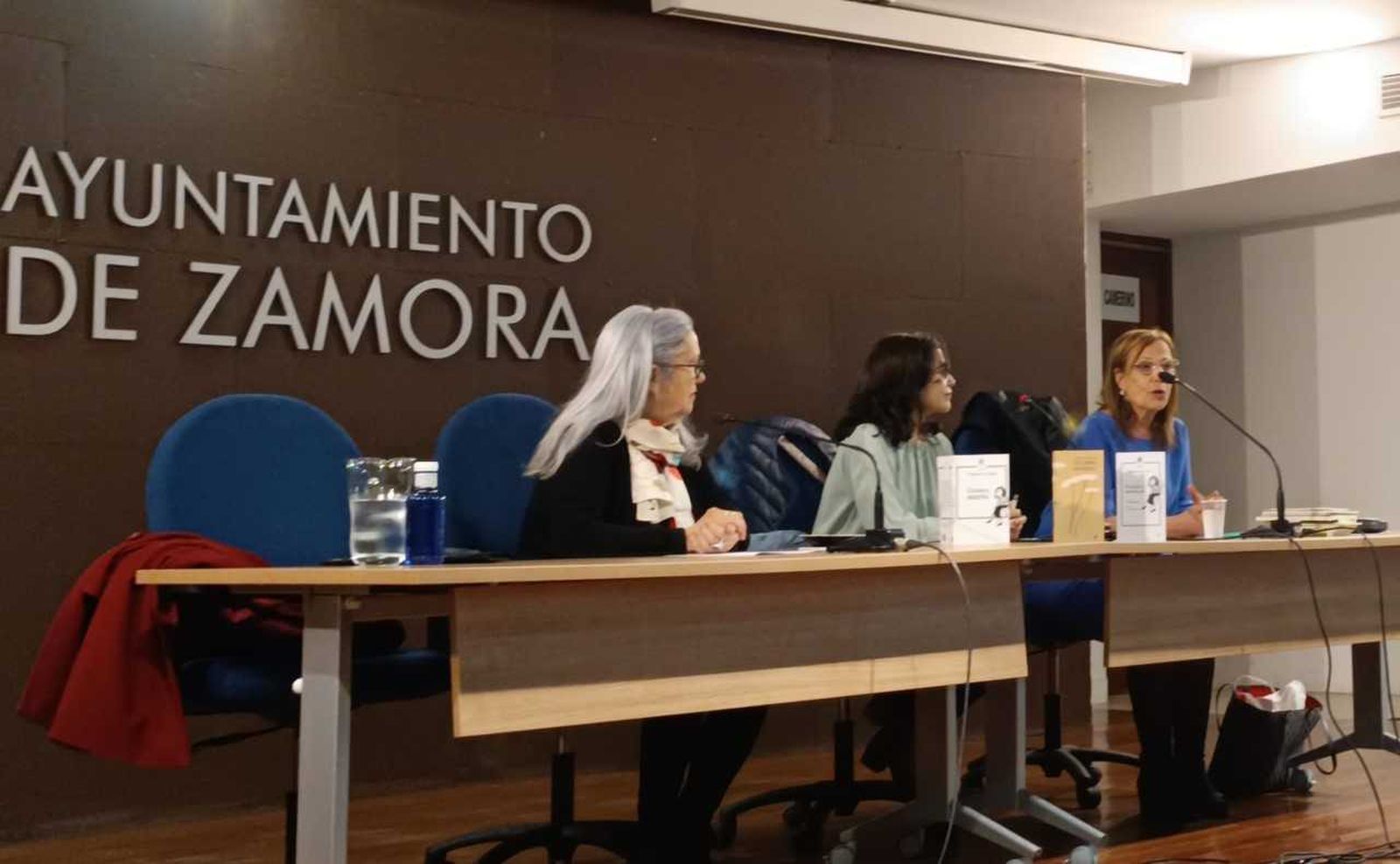 Imagen de la presentación del lubro en La Alhóndiga