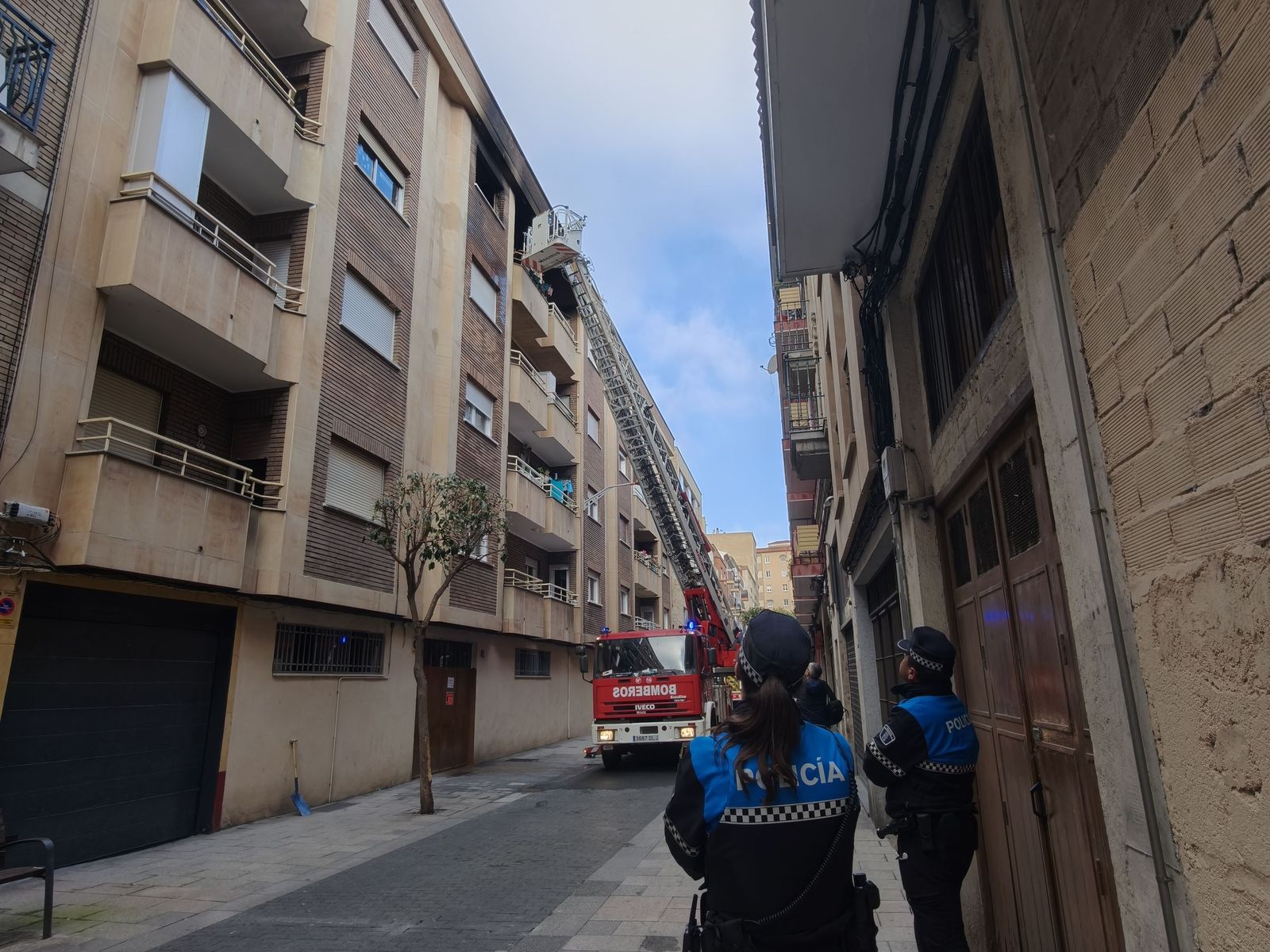 Los bomberos sofocan un incendio en una vivienda de la calle Vasco de Gama