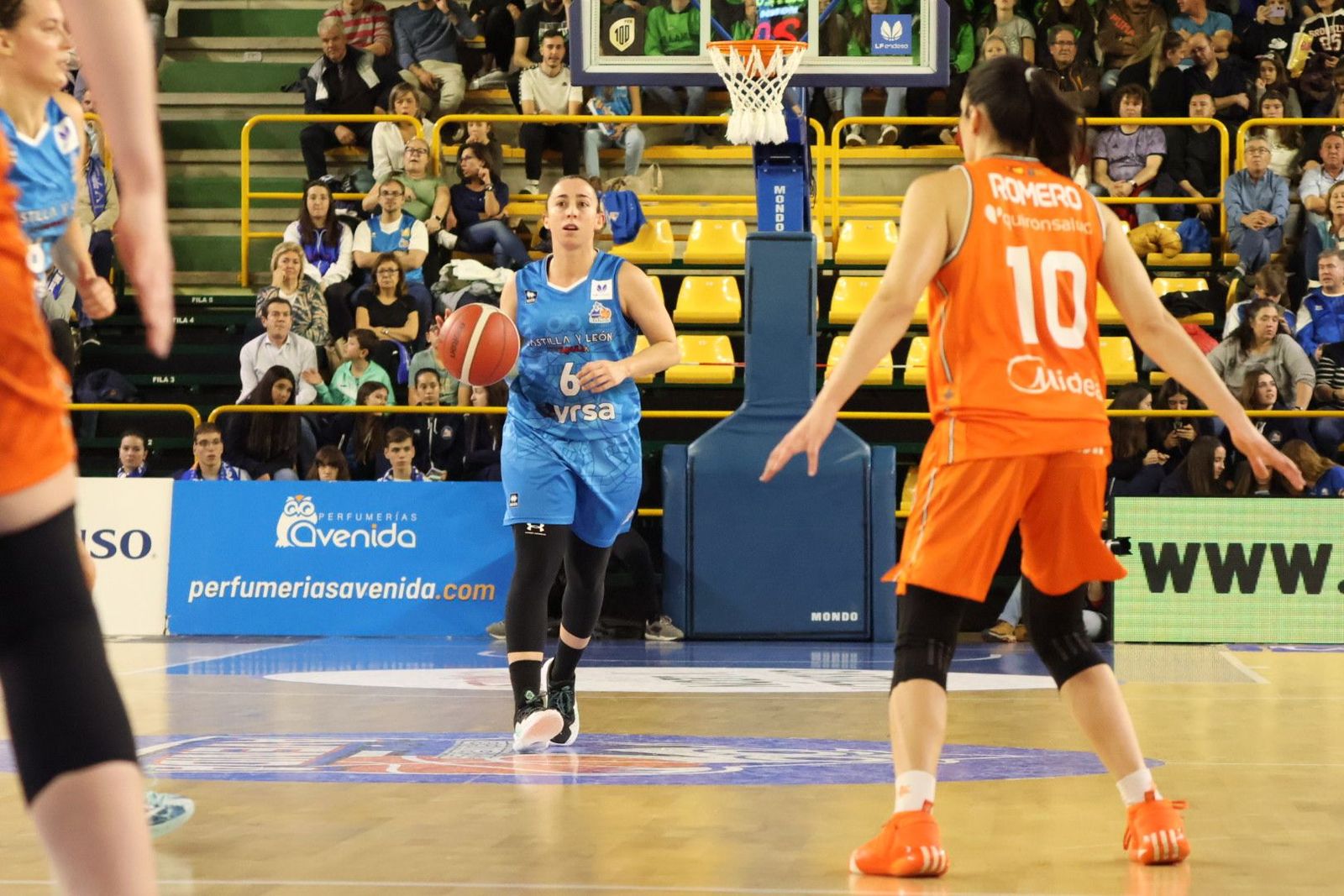 Silvia Domínguez sube el balón ante el Valencia Basket | FOTO ANDREA MATEOS