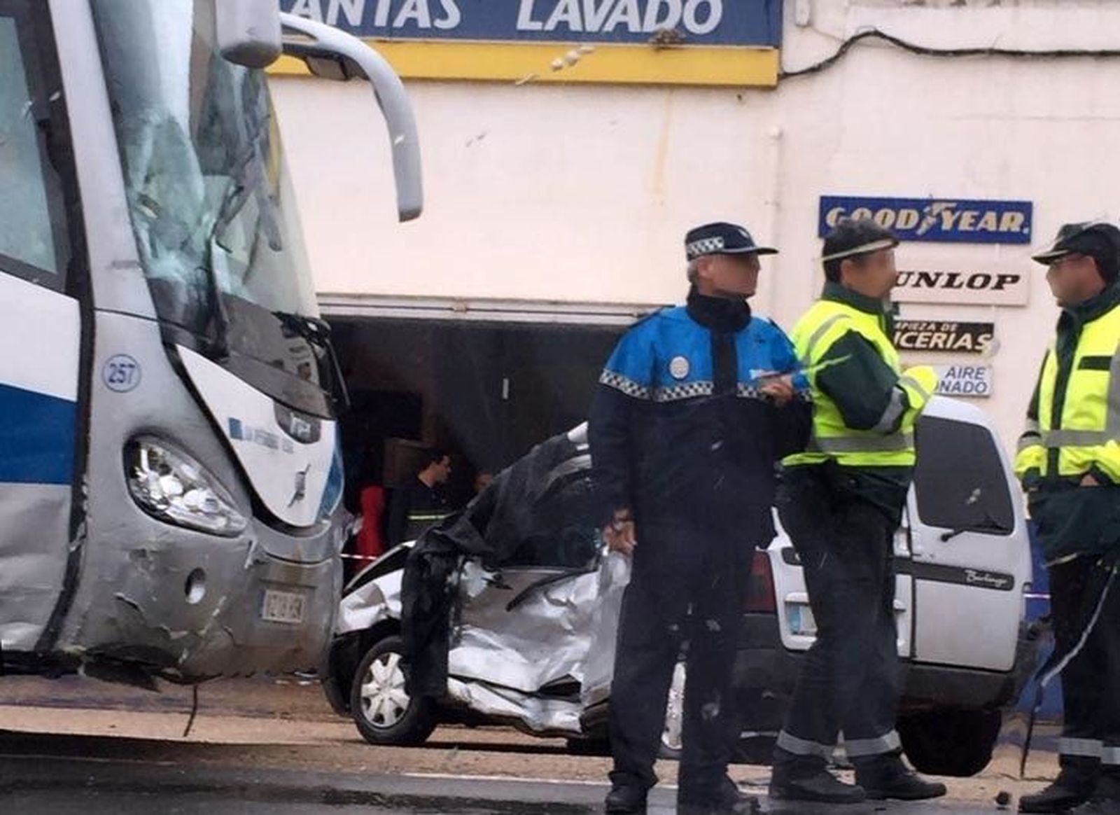 Una mujer fallece en un accidente en Toro tras chocar el turismo en el que viajaba contra un autobús
