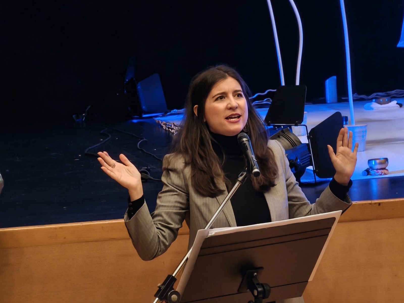 Los niños del concurso de dibujo de reciben sus diplomas premiados de las manos del alcalde por el Día Internacional de los Derechos de la Infancia