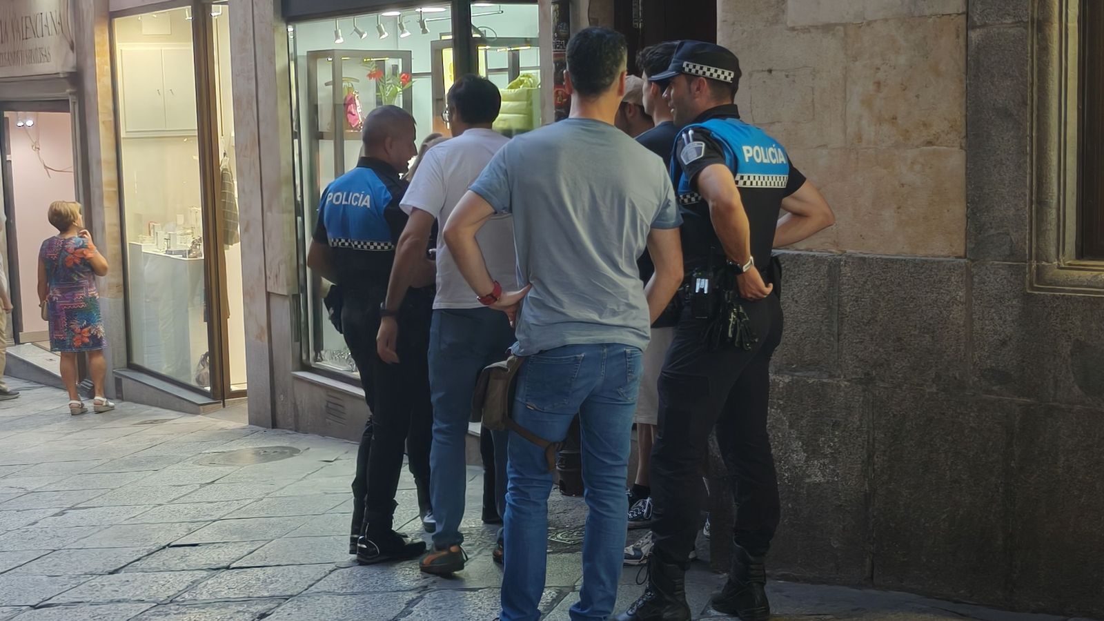 Policía hablando con los jóvenes que se han subido a lo alto del tejado