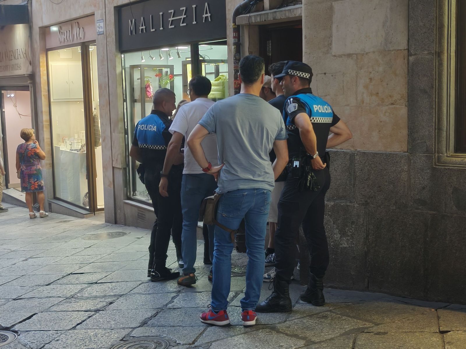 Policía hablando con los jóvenes que se han subido a lo alto del tejado
