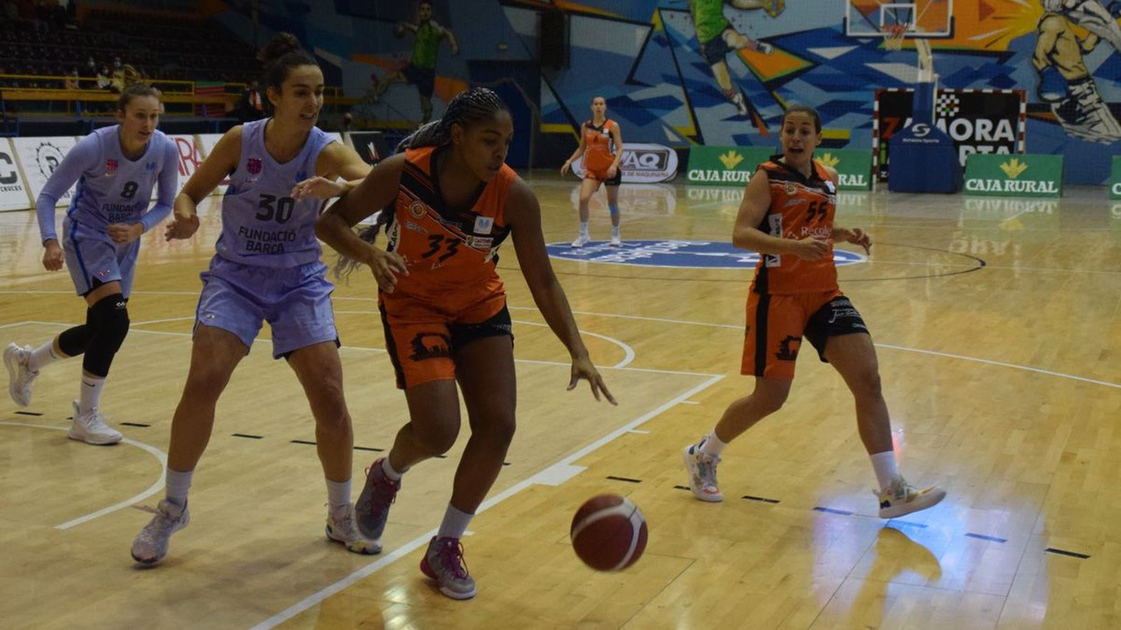 Un instante del duelo entre el CD Zamarat y el FCB  Archivo