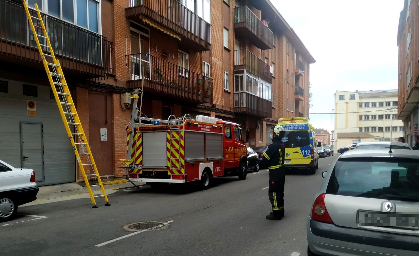 Rescate de un varón en la calle Valderrey 1