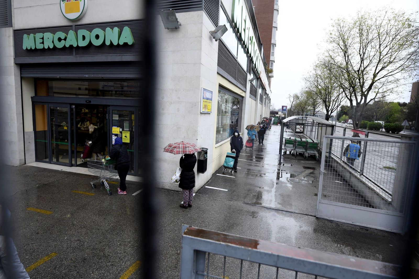 Varias personas esperan para poder entrar a comprar en un supermercado Mercadona de Madrid en plena crisis sanitaria por coronavirus donde los españoles llevan confinados en sus hogares más de una s