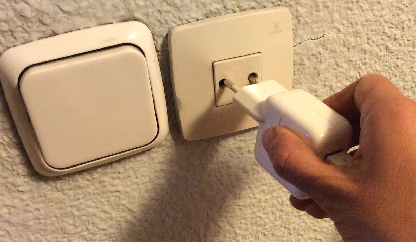 Un ciudadano pone un cargador en el enchufe. Europa Press. Archivo