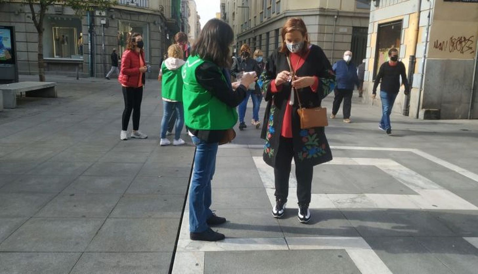 AECC Zamora repartiendo lazos en Santa Clara (1)