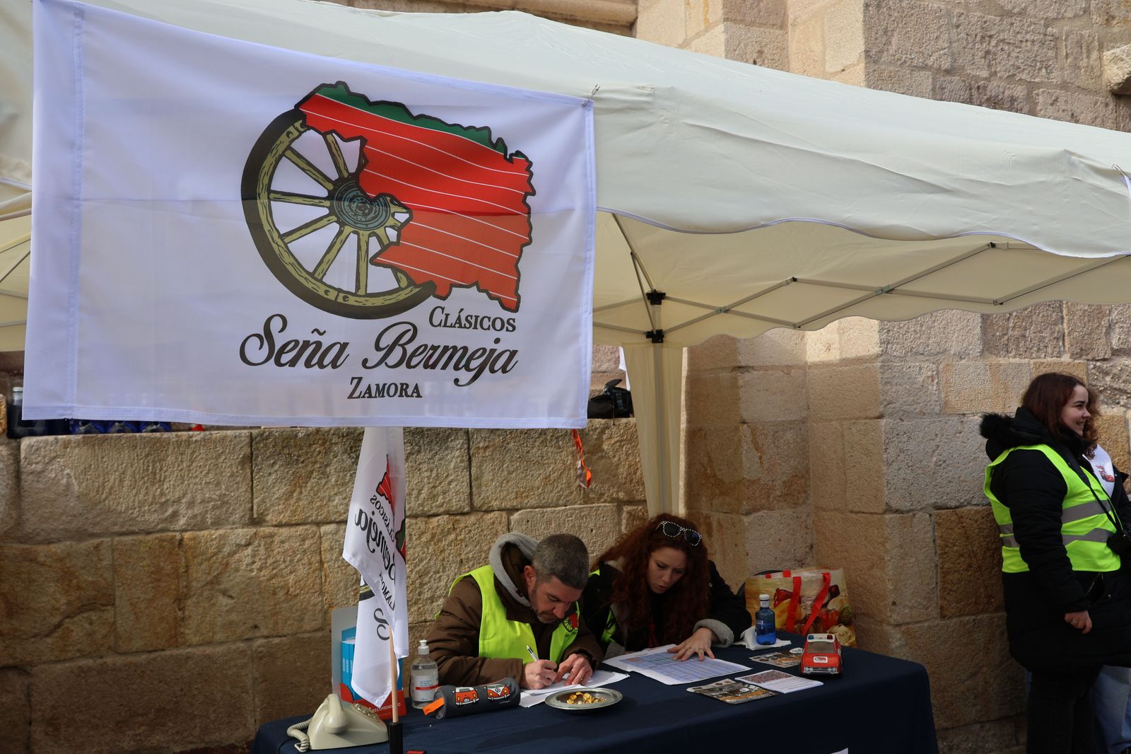 concentracion-de-coches-clasicos-en-la-plaza-mayor-17