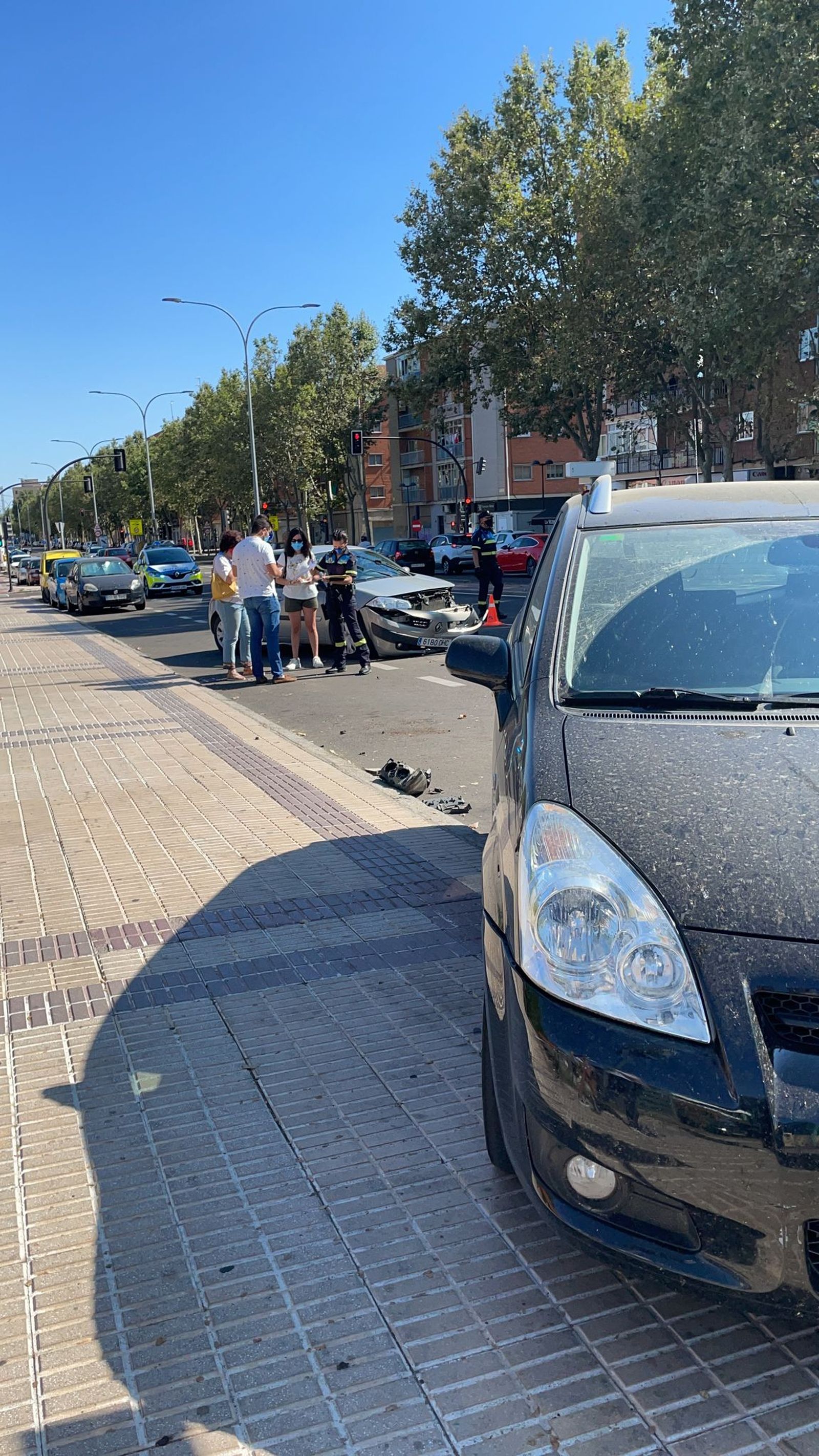 La Policía Local junto a uno de los vehículos implicados, controla también el tráfico en la zona
