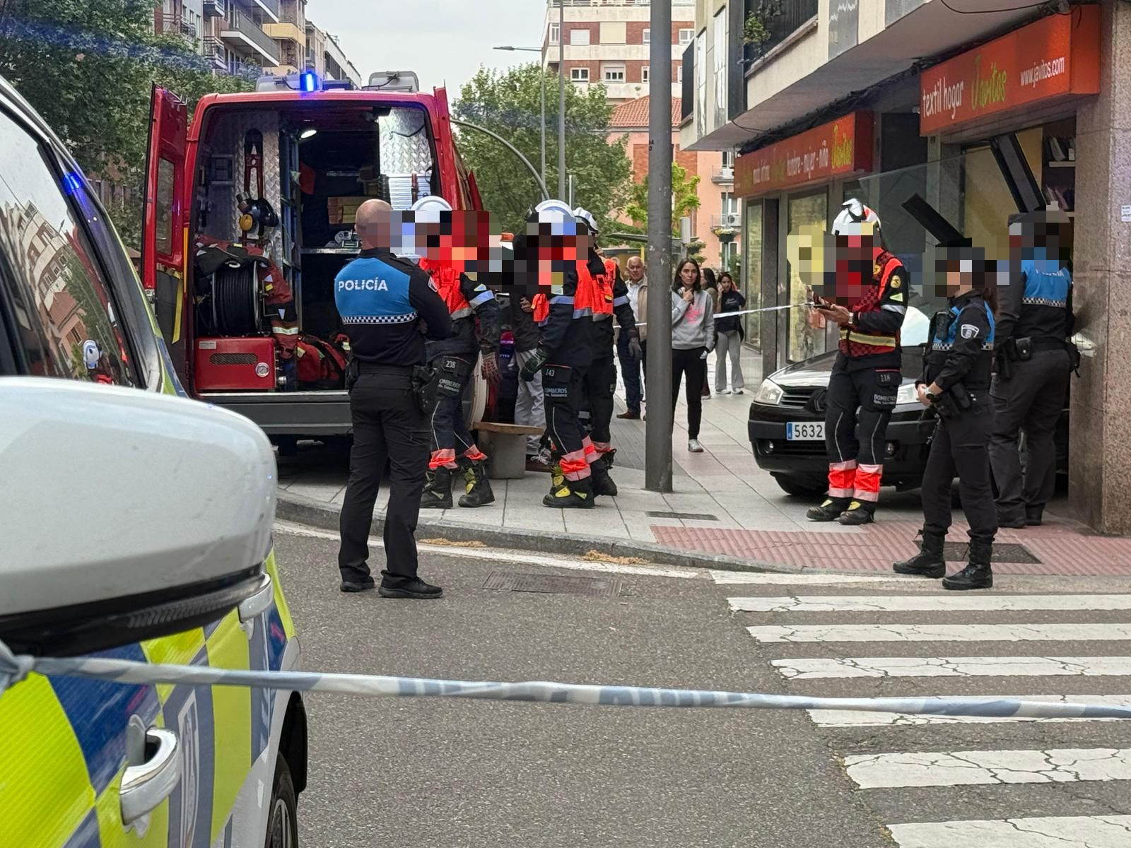 Un turismo choca contra un escaparate en la avenida de Villamayor