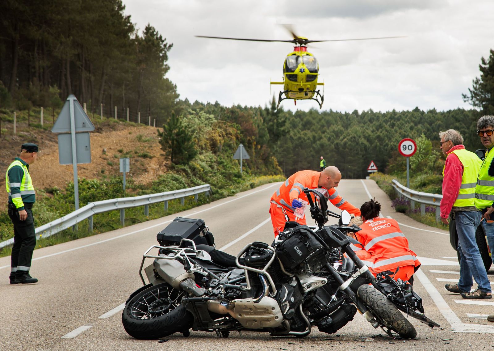 Un herido grave en una colisión entre una moto y un turismo en el pk 43 de la CL-526, en El Payo Vicente  ICAL (4).jpg
