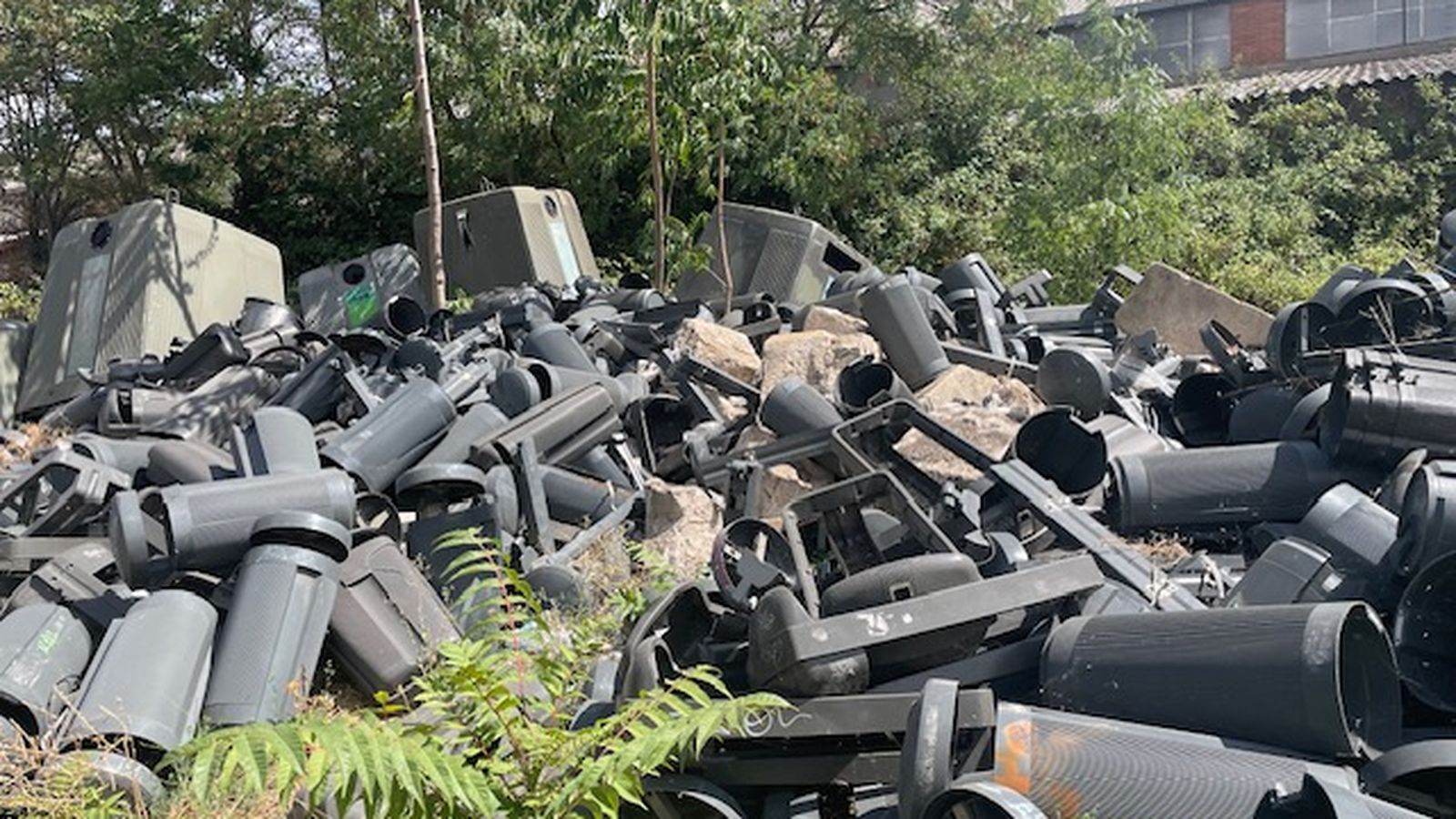 Residuos en el exterior de la estación de tren de Zamora