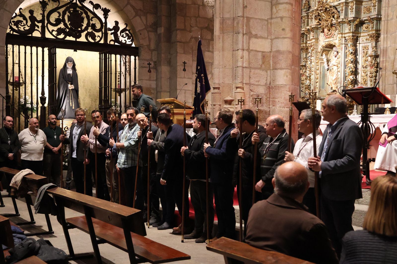 GALERÍA | Entrada de nuevos hermanos a la Cofradía de la Vera Cruz