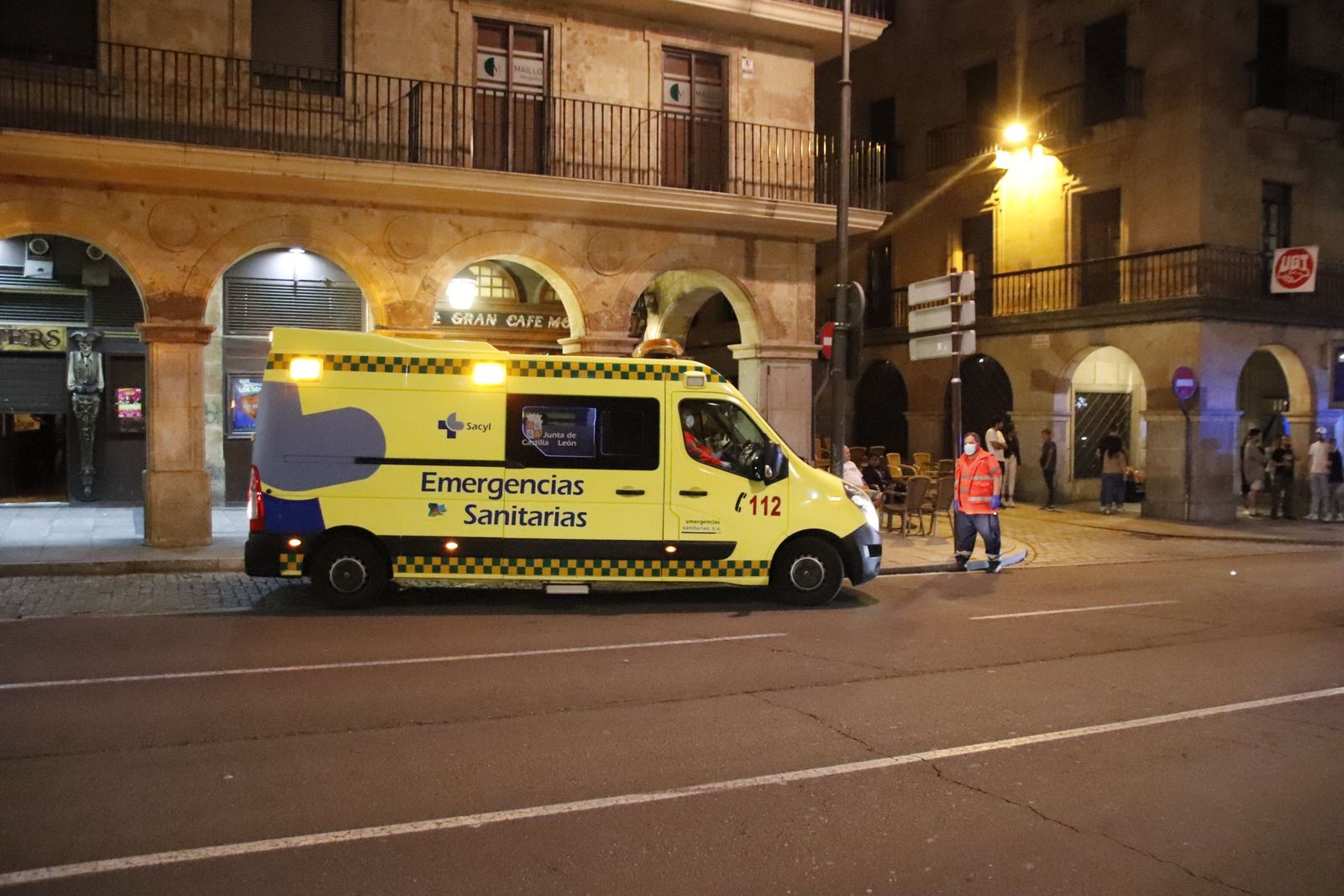 Ambulancia en Gran Vía de noche. Foto de archivo Ambulancia en Gran Vía de noche. Foto de archivo