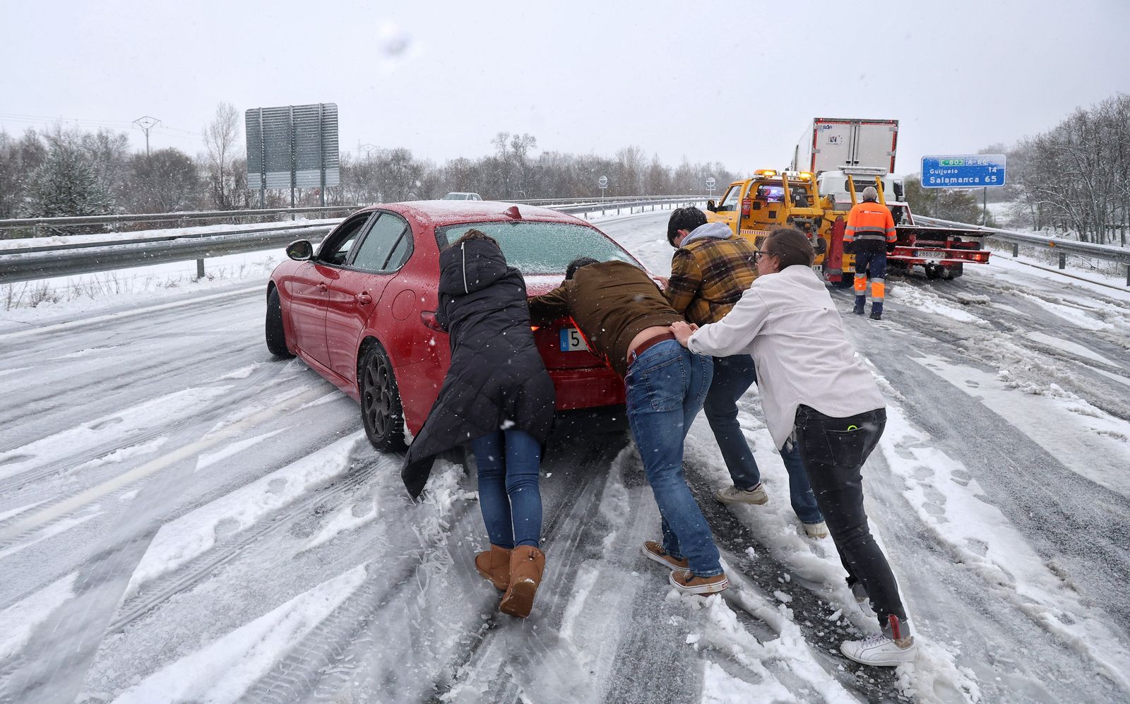 jose-vicente-ical-la-intensa-nevada-de-las-ultimas-horas-obliga-a-cerrar-al-trafico-la-autovia-de-la-ruta-de-la-plata-a-66-entre-sorihuela-y-vallejera-de-riofrio-salamanca-13