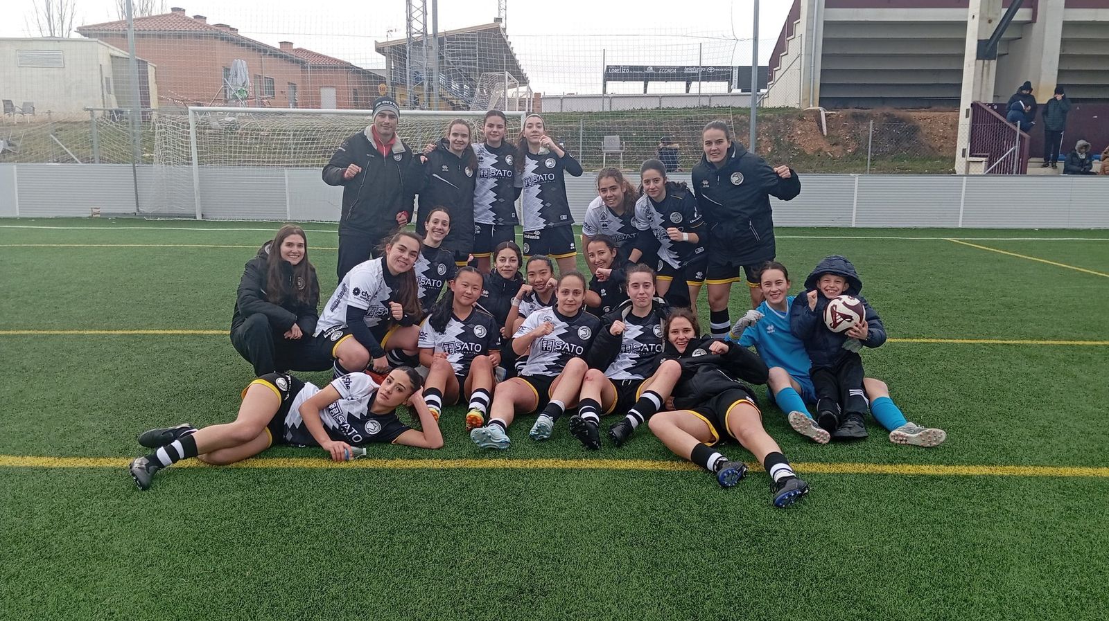 Las jugadoras de Unionistas celebran una victoria en el anexo al Reina Sofía