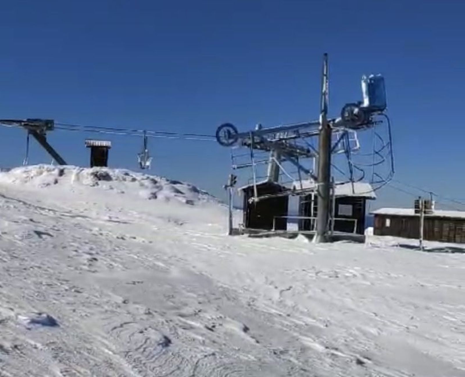 Imagen con nieve en una de las pistas de La Covatilla y con el telesilla del Canchal Negro. ARCHIVO