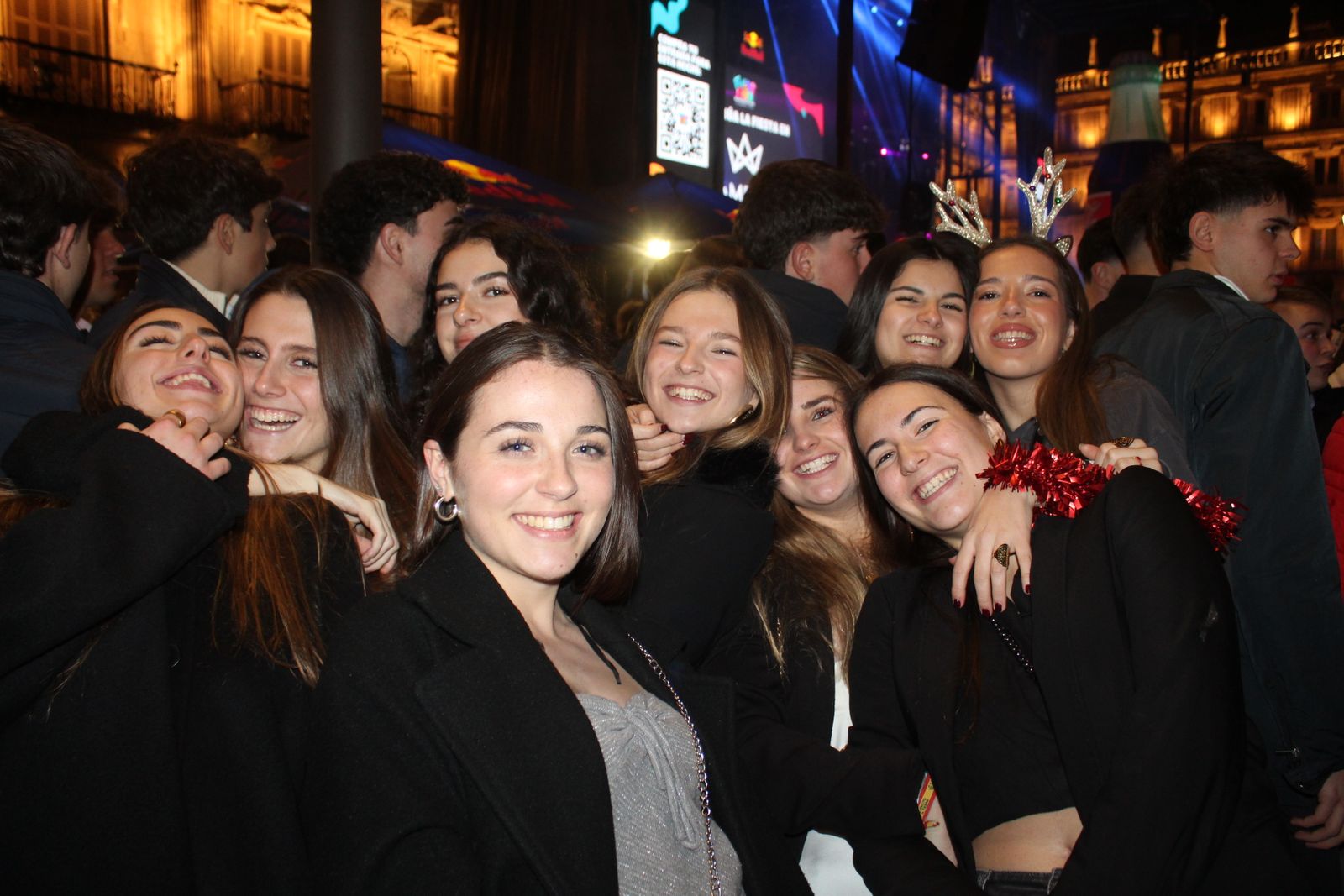 Miles de personas disfrutan de las campanadas y la fiesta del Fin de Año Universitario