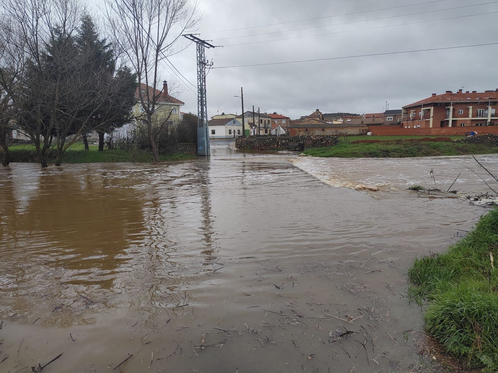 Inundados varios tramos en las carreteras salmantinas