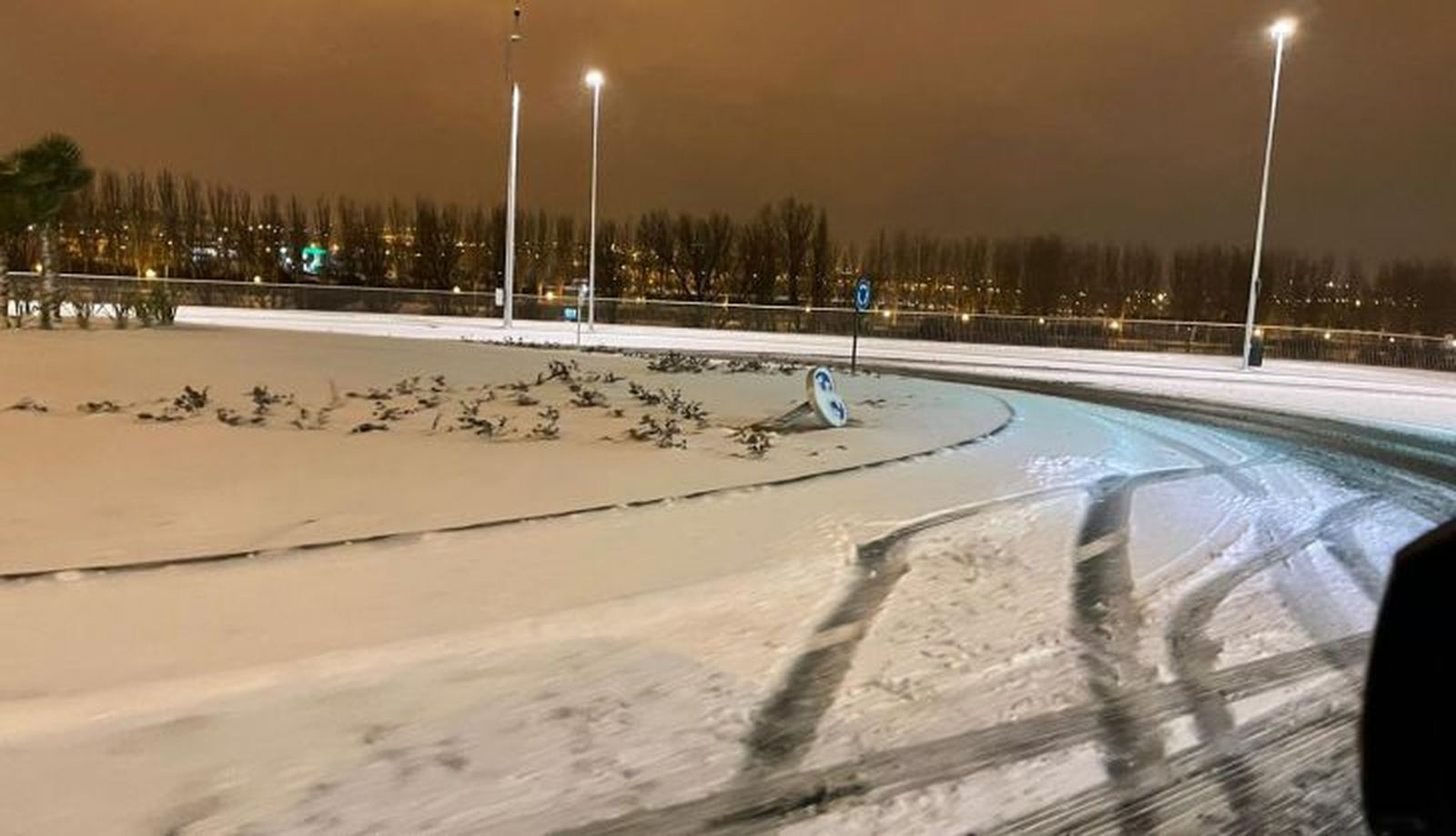 Señal rota en la rotonda del Hospital