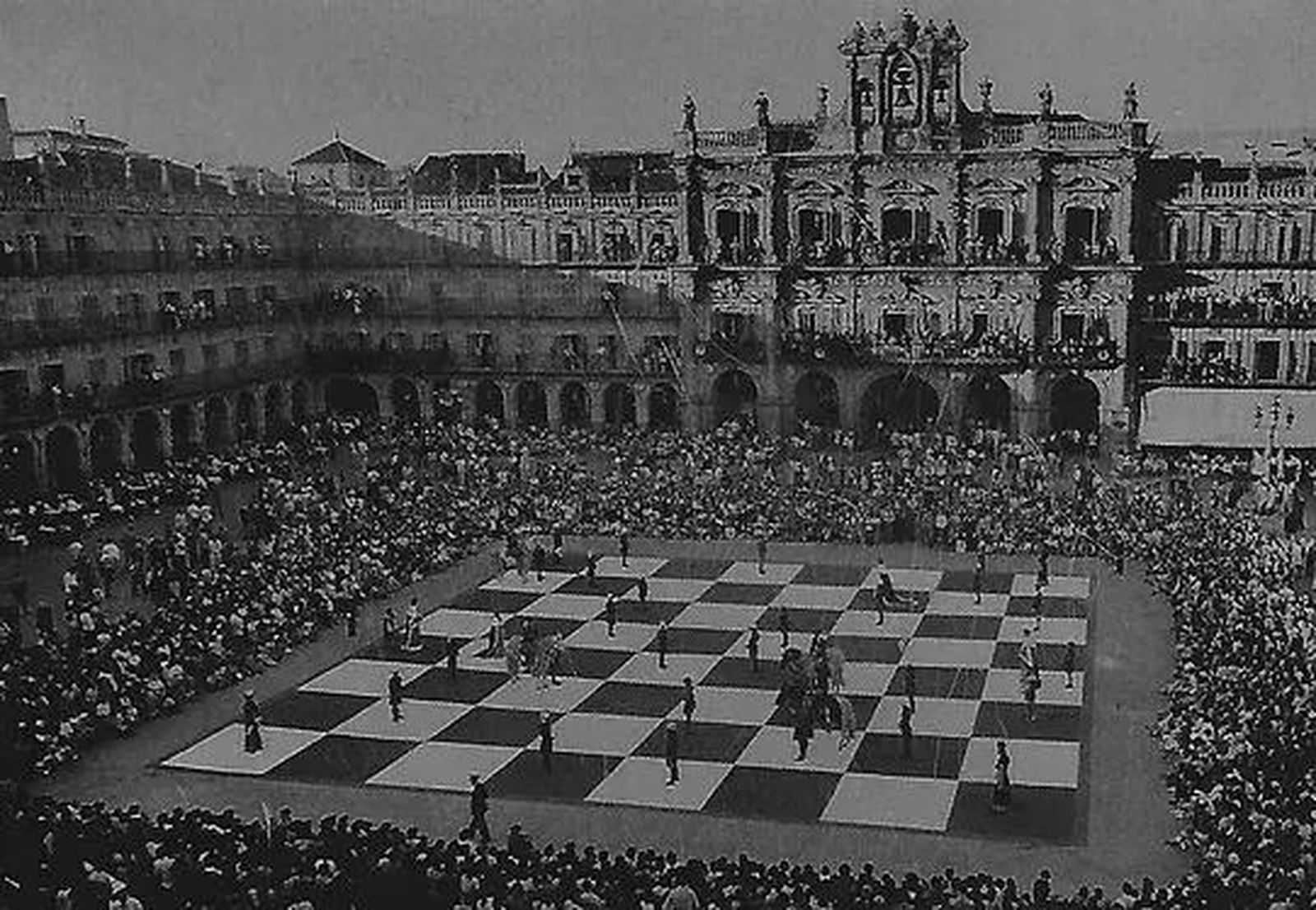 Tablero de ajedrez humano en la Plaza Mayor. Foto: Recuerdos de Salamanca Tablero de ajedrez humano en la Plaza Mayor. Foto: Recuerdos de Salamanca