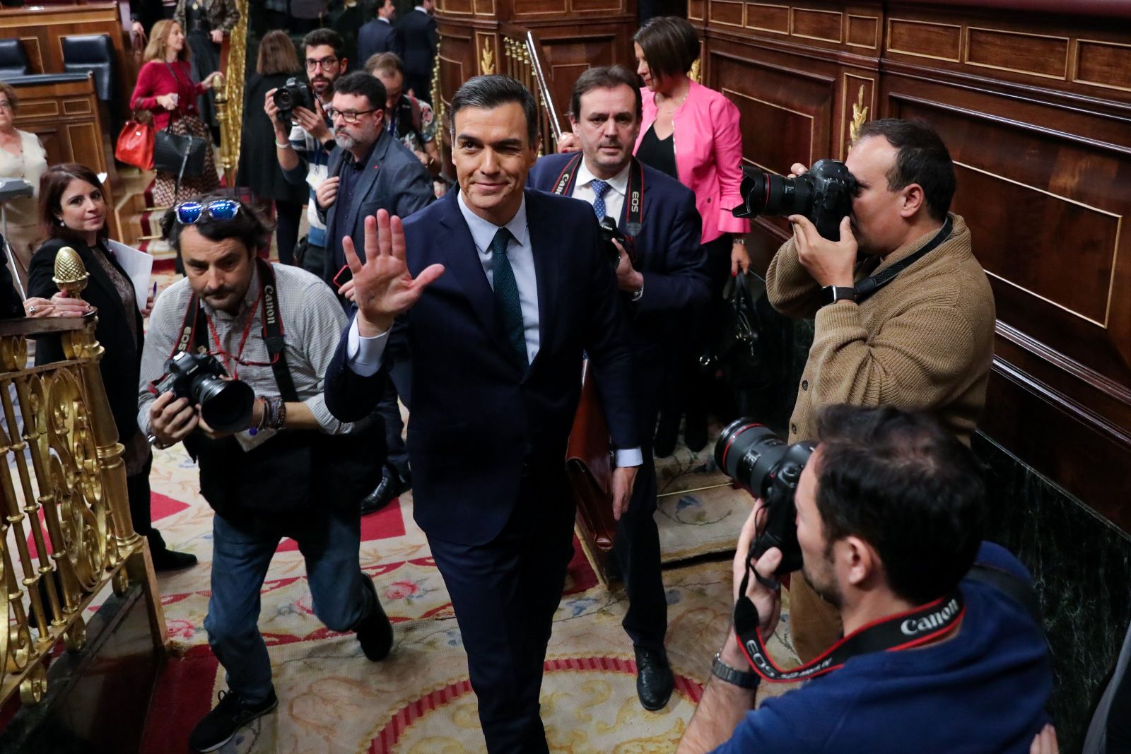 El presidente del Gobierno en funciones, Pedro Sánchez, abandona el hemiciclo del Congreso, al finalizar la segunda sesión del debate de investidura