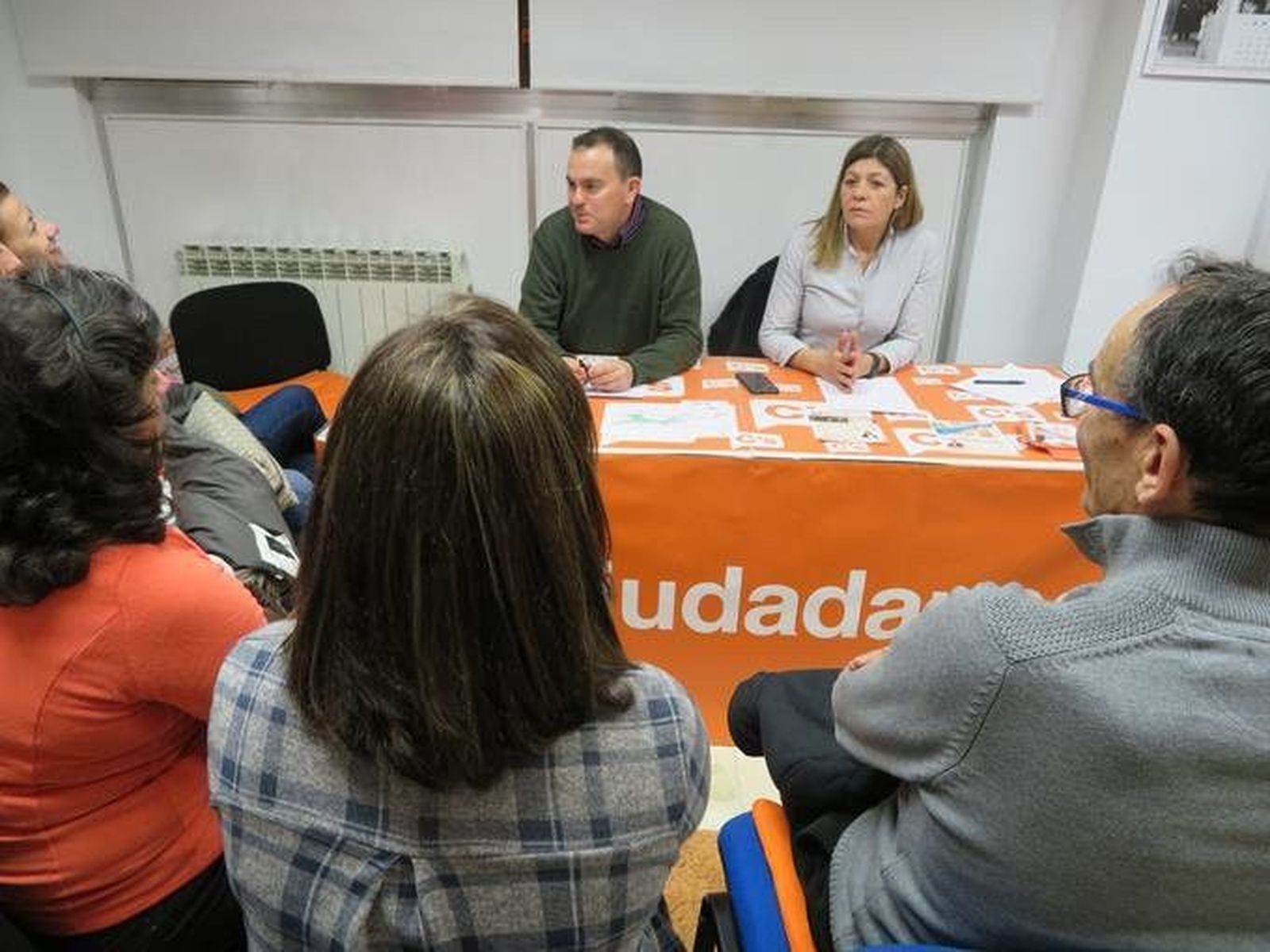 Ciudadanos se reúne con los vecinos afectados por la reubicación del mercadillo