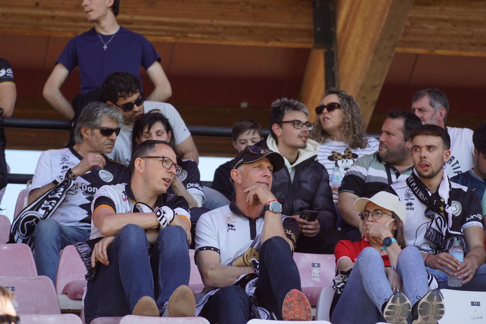 Gran ambiente en la grada para ver el partido entre Zamora - Unionistas en el Estadio Ruta de la Plata