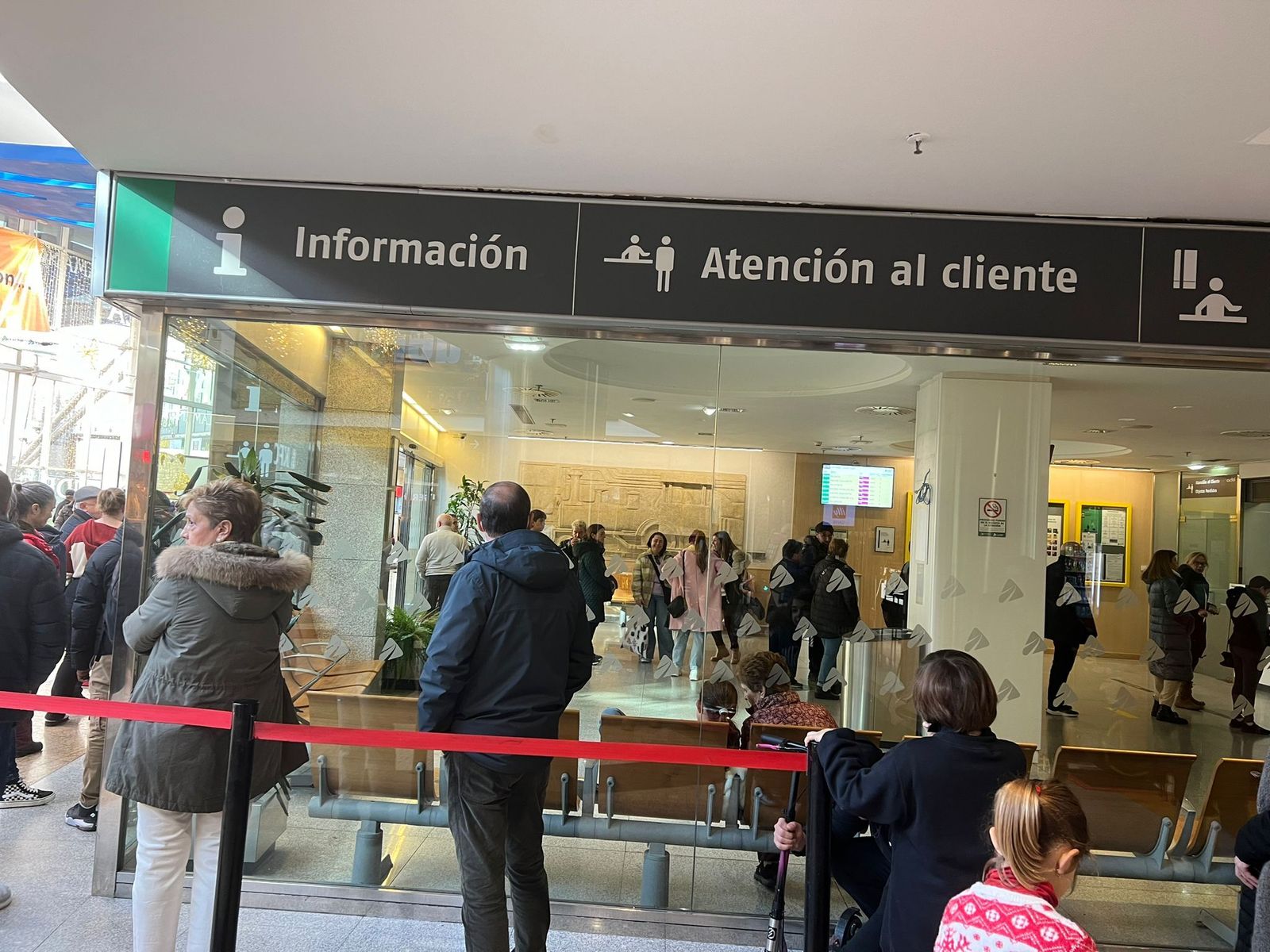 Colas en Vialia para obtener el abono gratuito de Renfe