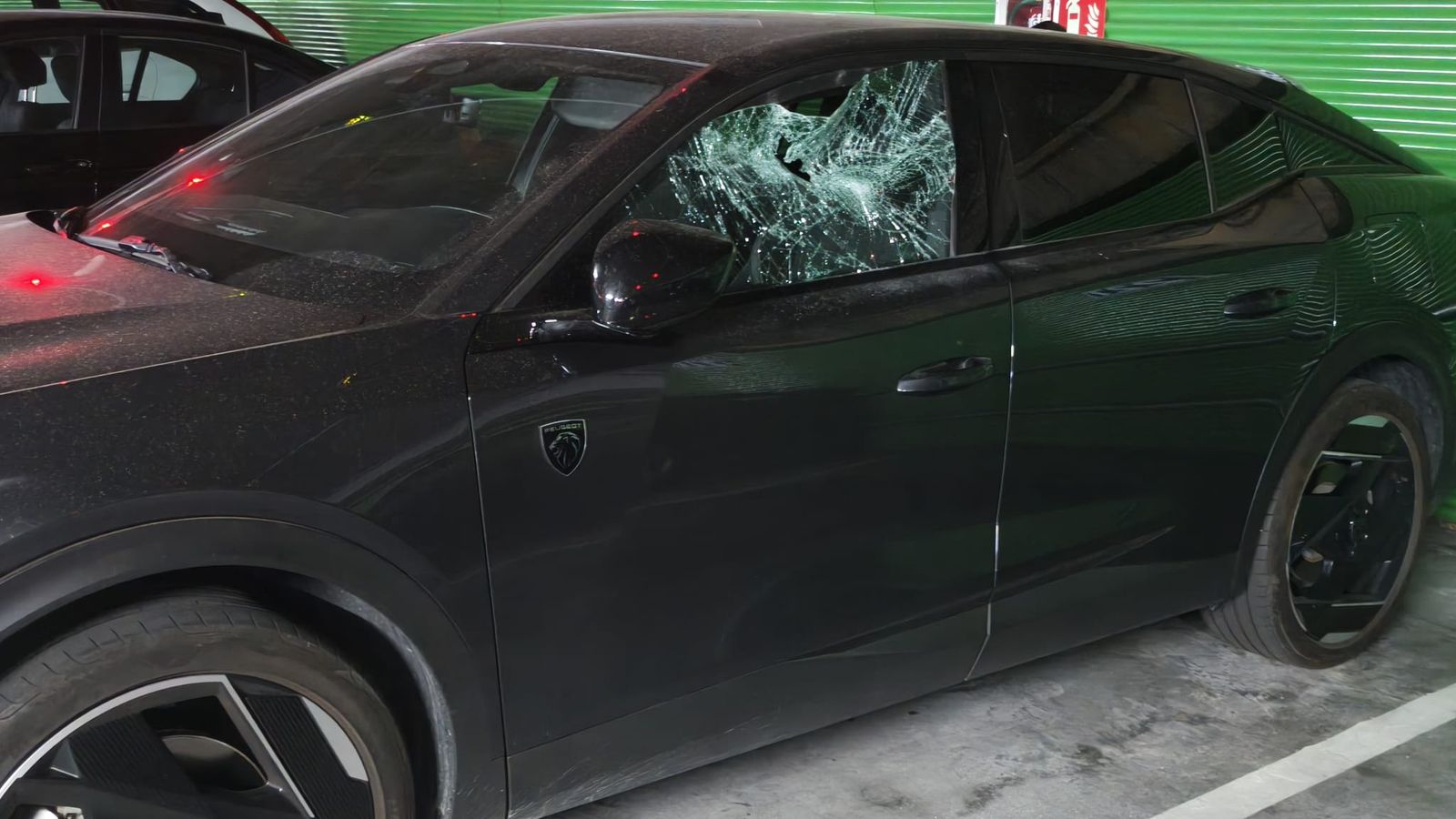 Saquean doce coches de madrugada en el parking de la avenida de Portugal