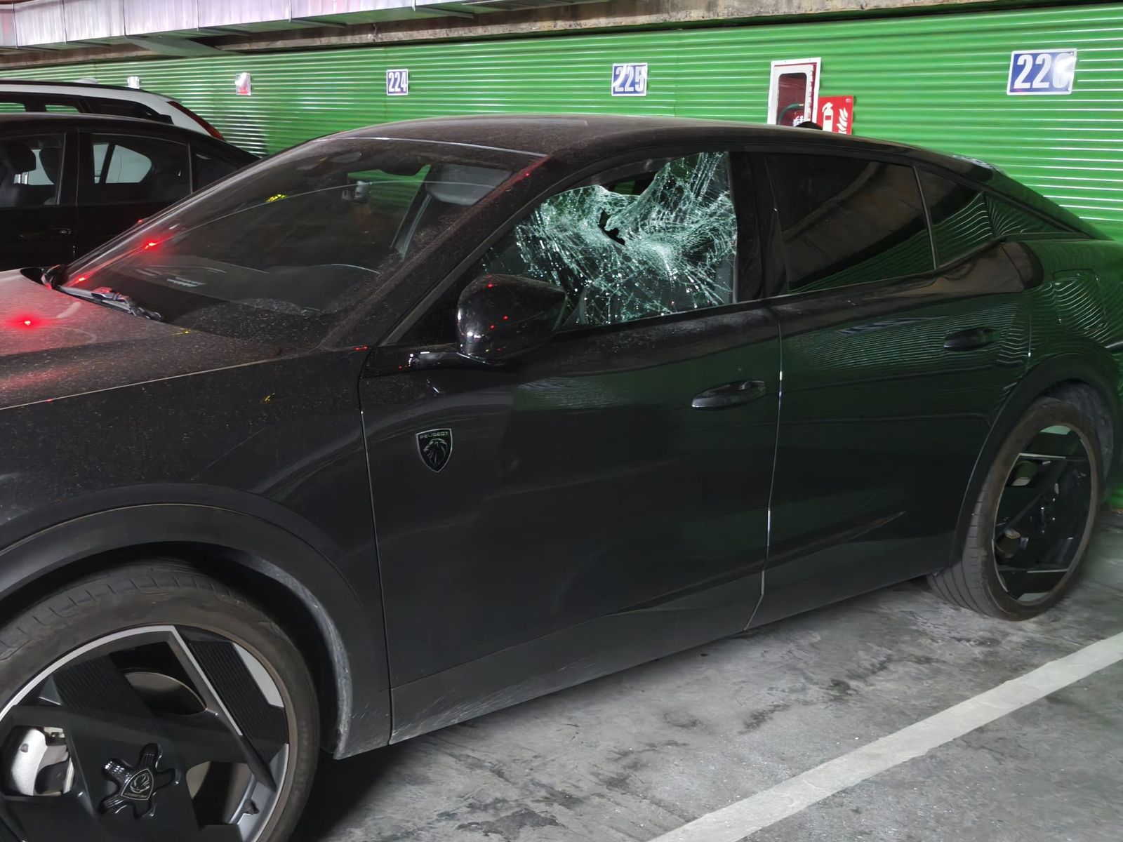 Saquean doce coches de madrugada en el parking de la avenida de Portugal