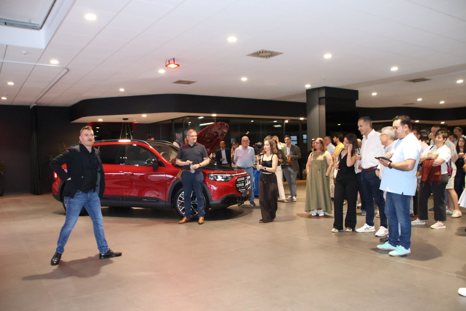 Presentación dos coches en la mercedes